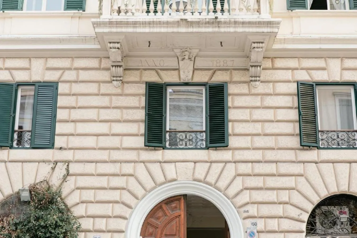 Property building in Bhr Cavour 150