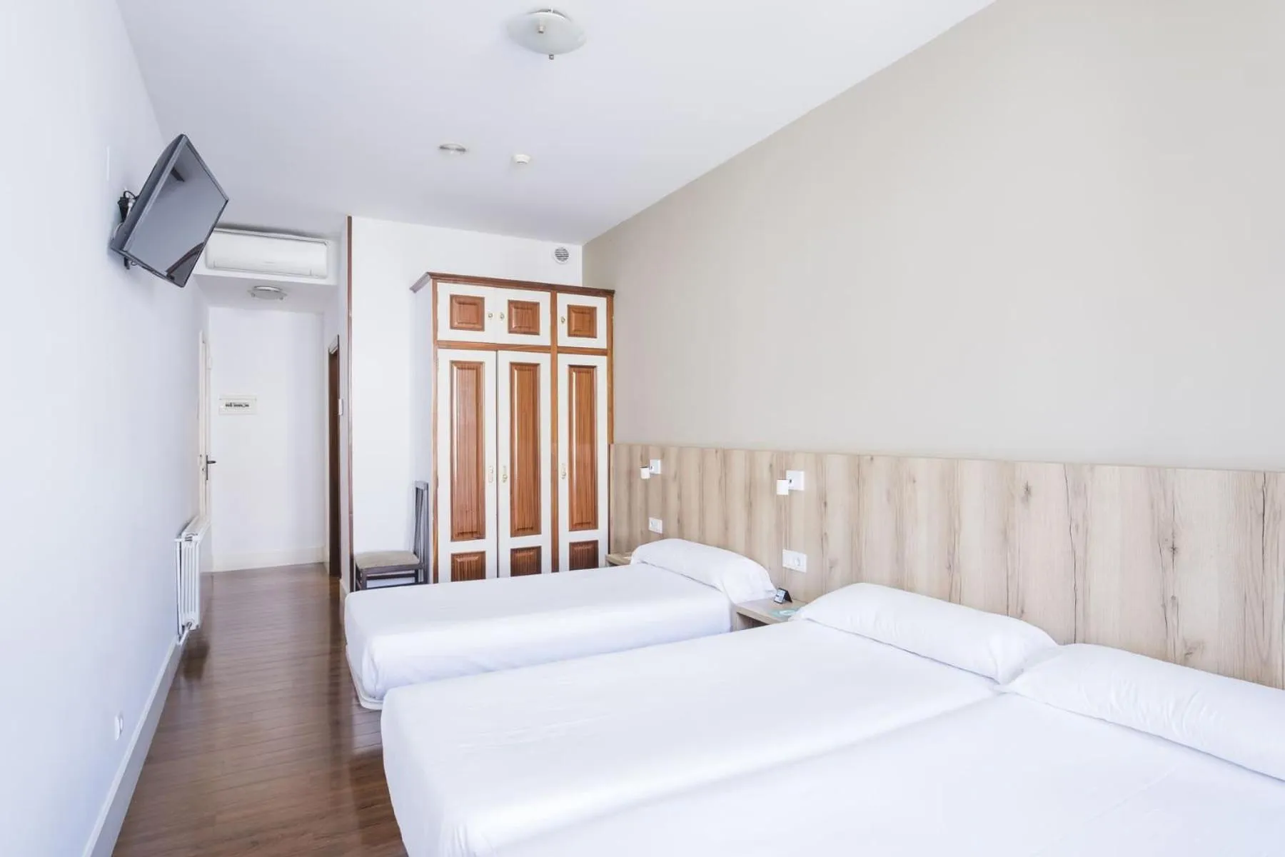 Photo of the whole room, Bed in Hotel Alda Avenida