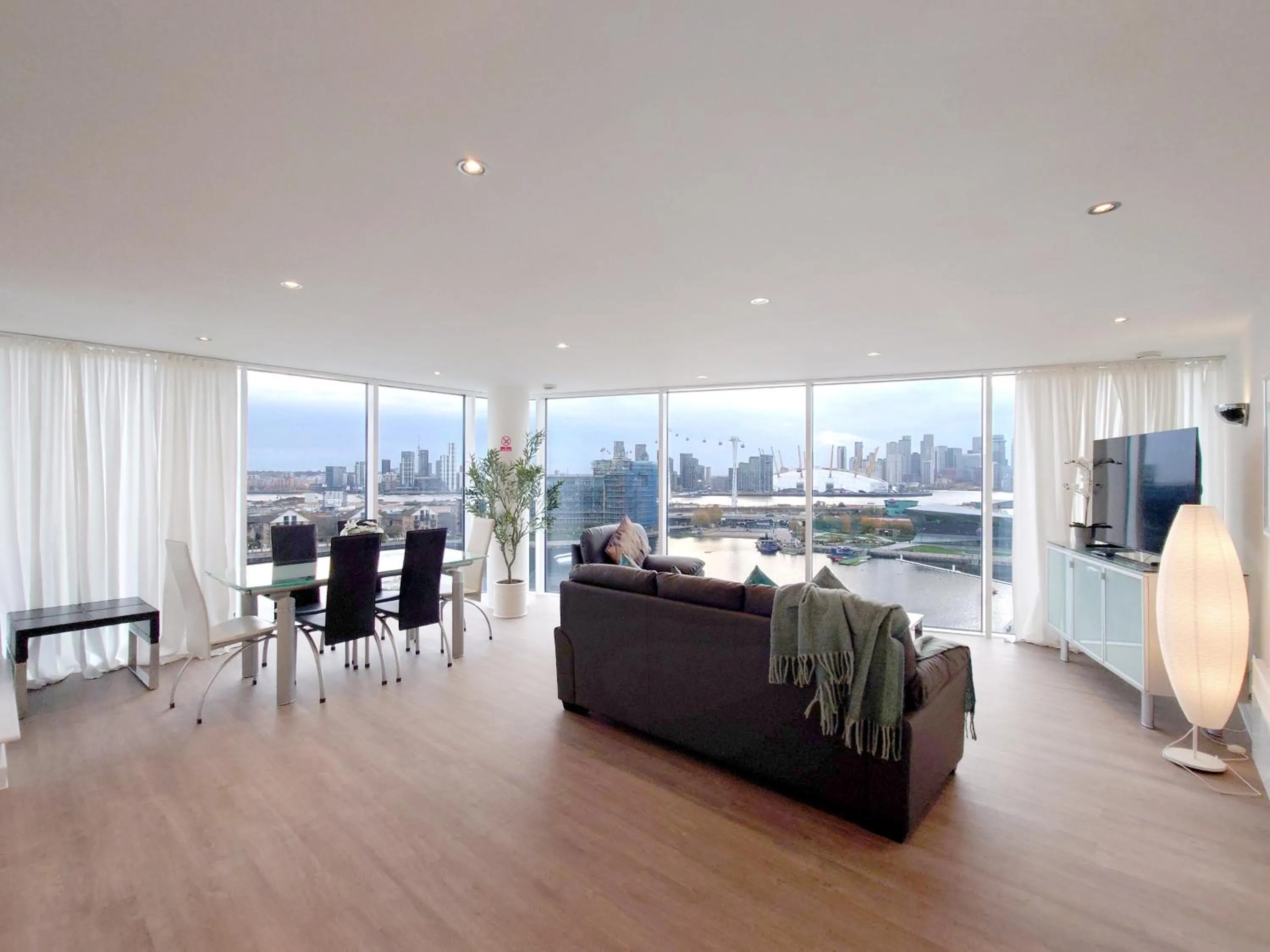 Deluxe Two Bed Apartment with River & City View