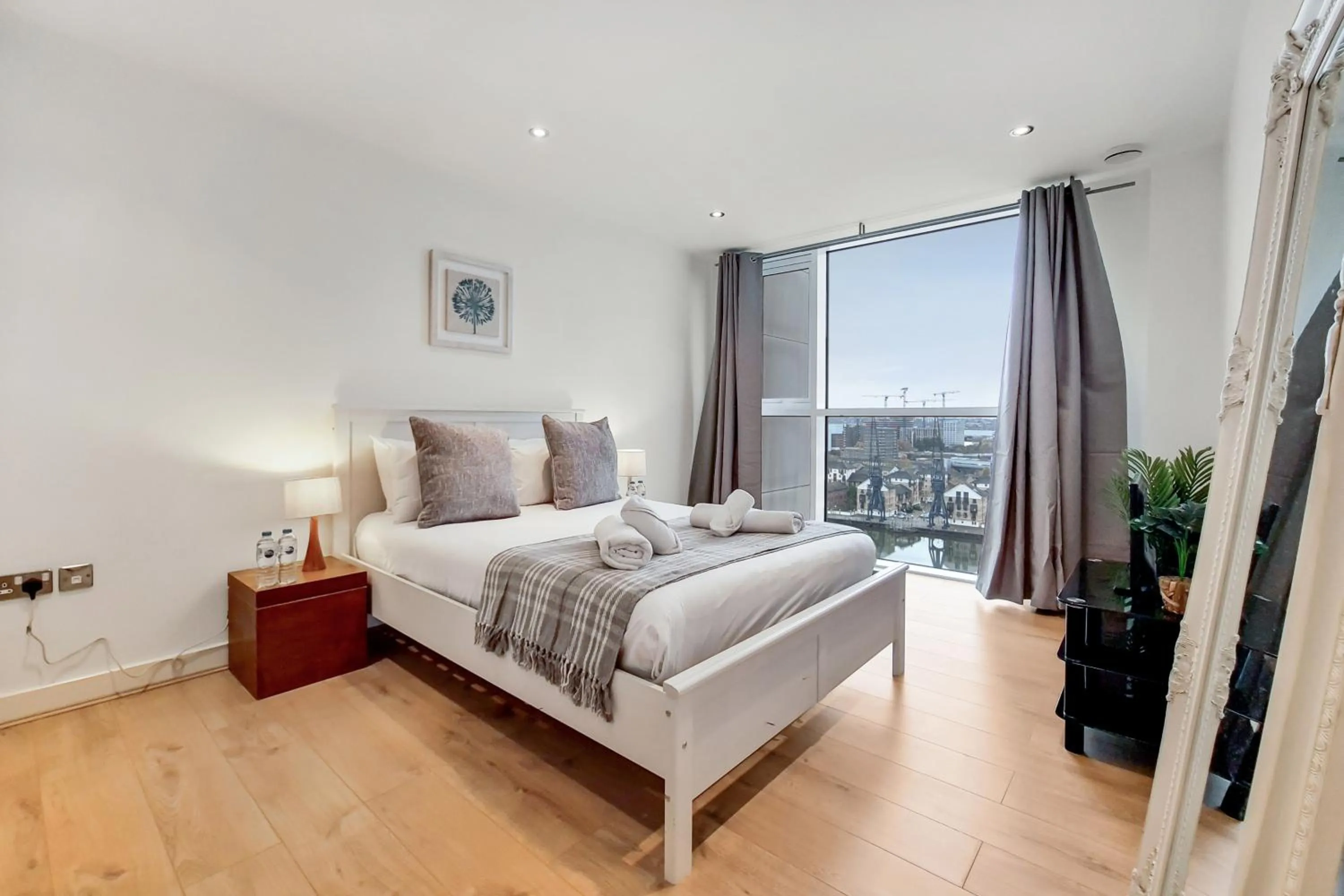 Photo of the whole room, Bed in Deluxe Two Bed Apartment with River & City View