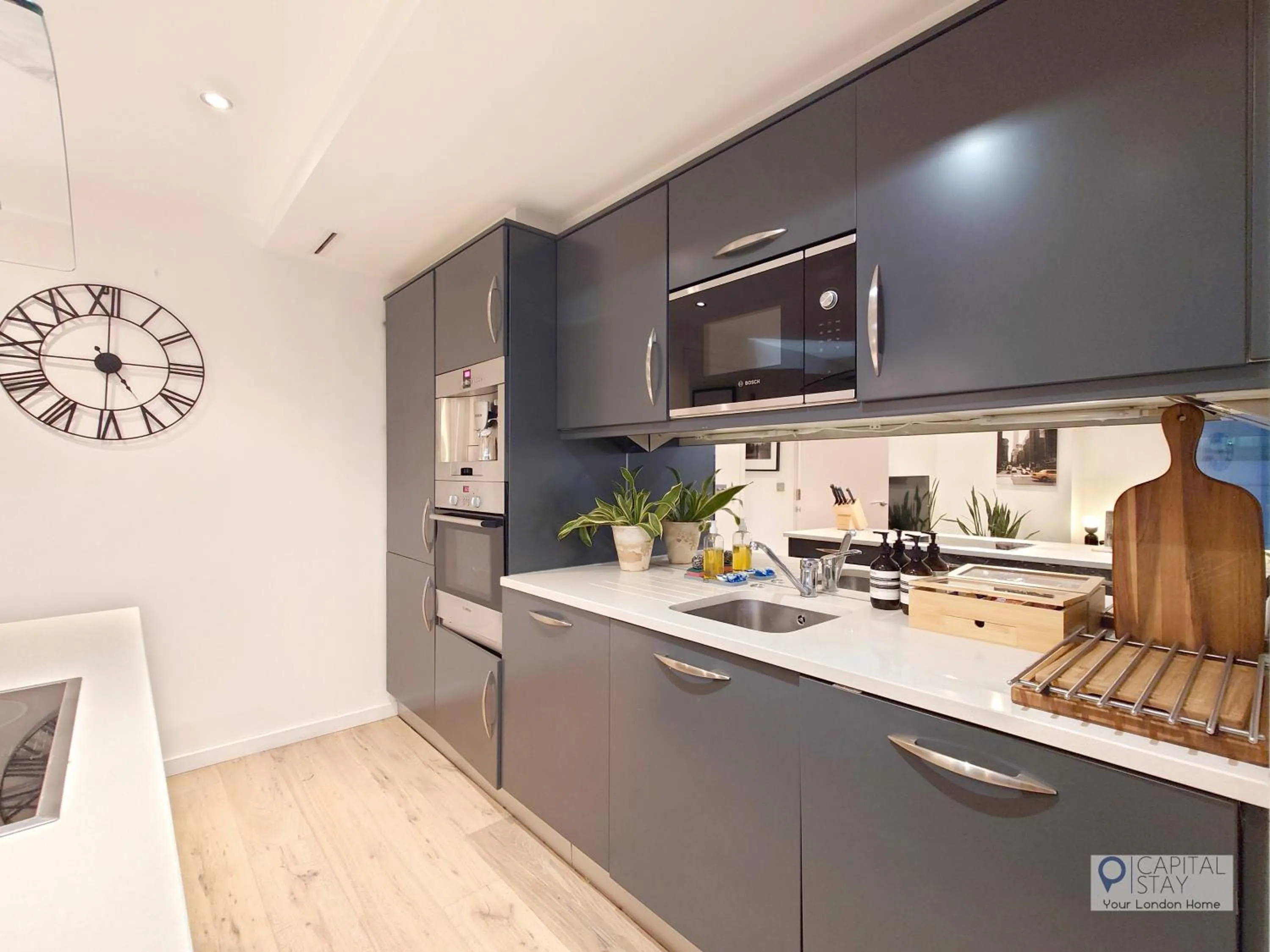 Kitchen or kitchenette in Deluxe Two Bed Apartment with River & City View