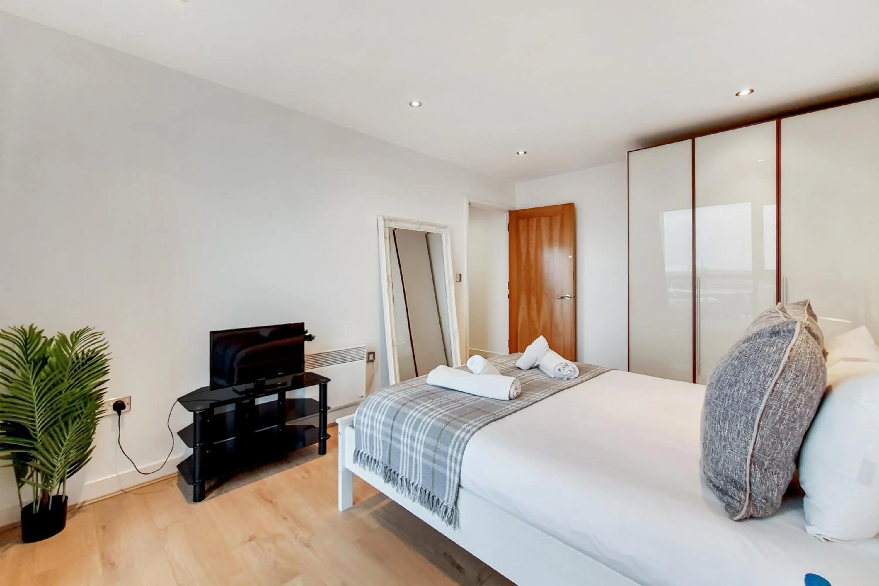 TV and multimedia, Bed in Deluxe Two Bed Apartment with River & City View