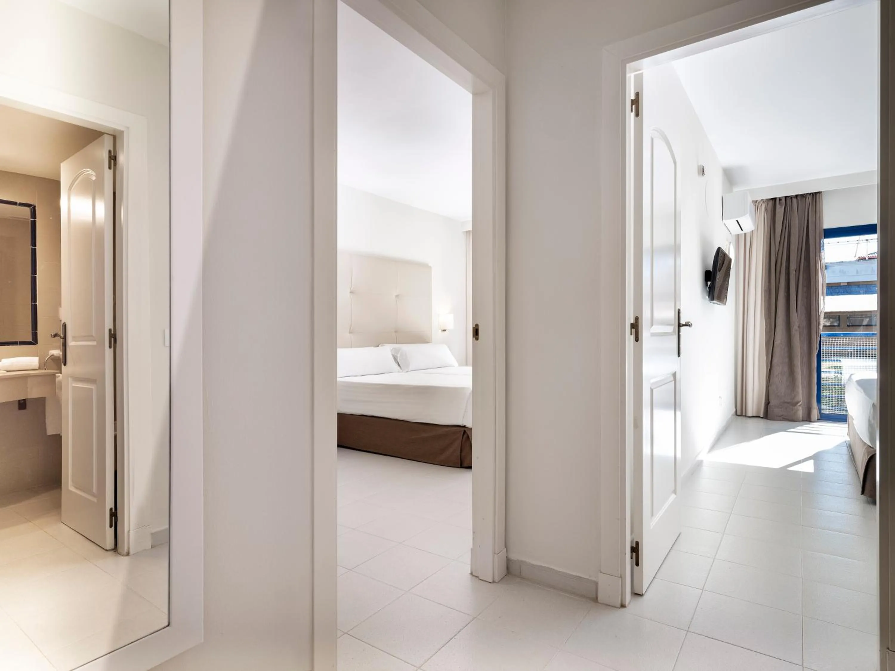 Bathroom, Bed in Sol Sancti Petri Aparthotel