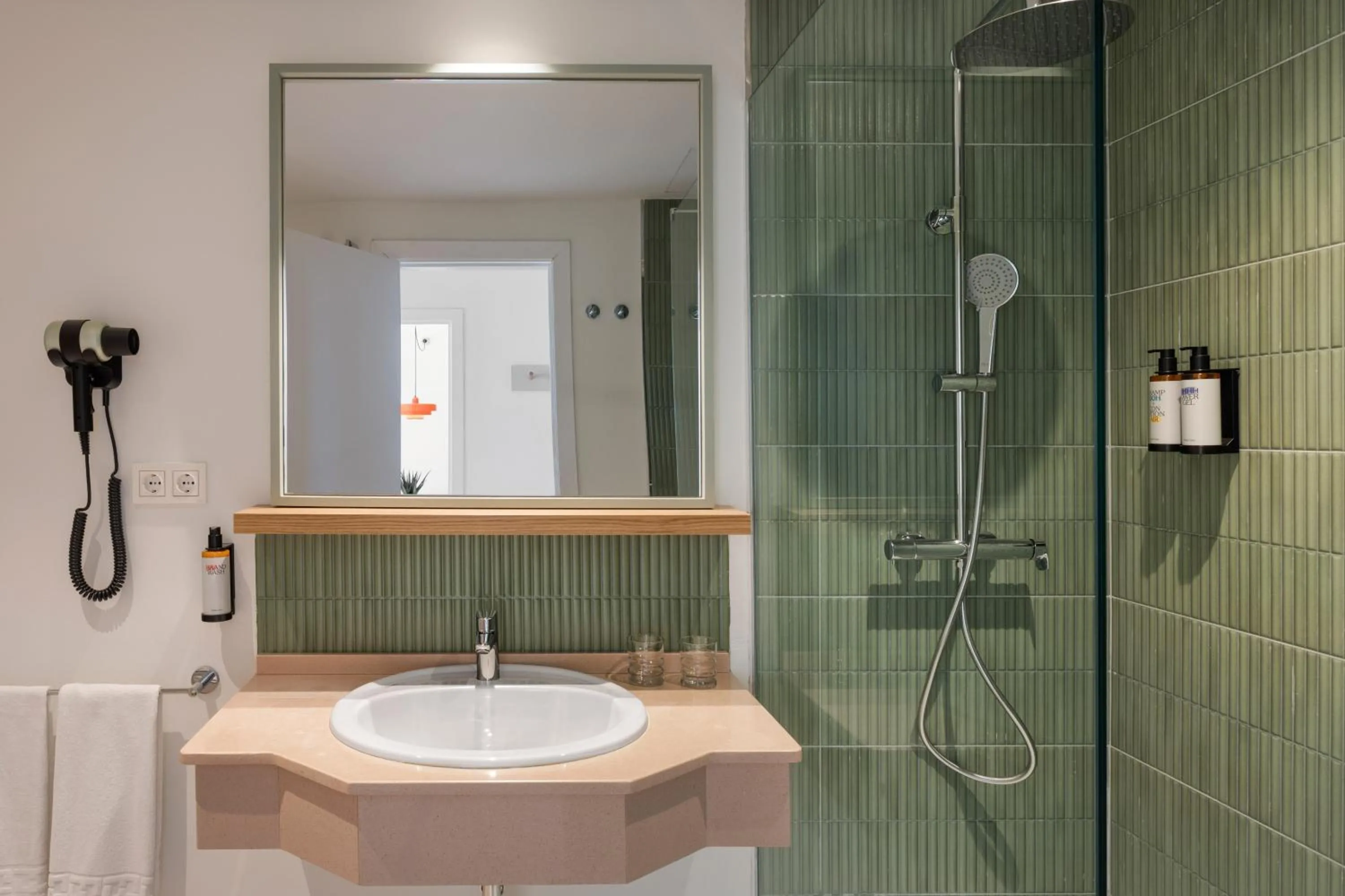 Shower in Sol Sancti Petri Aparthotel