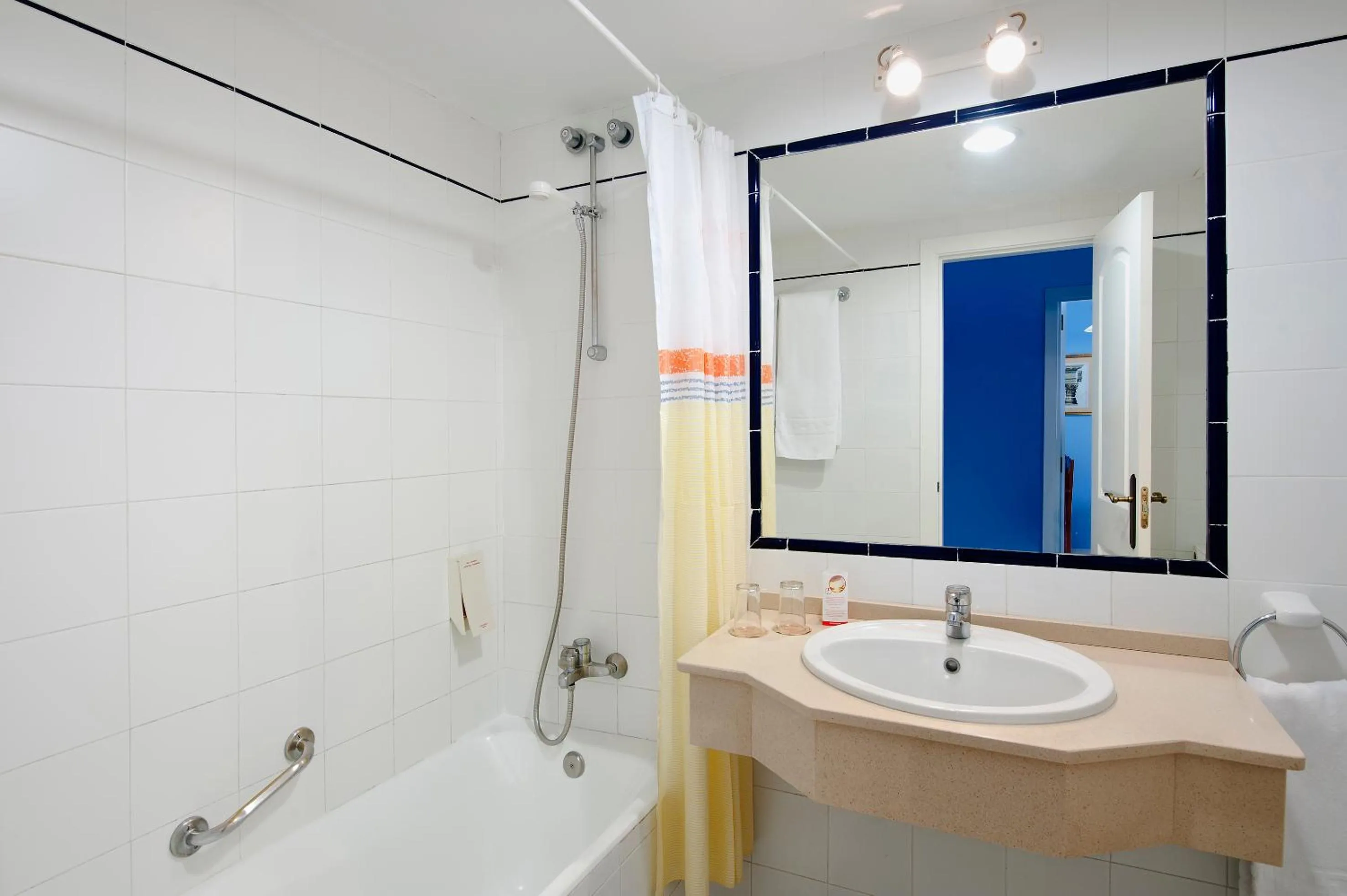 Bathroom in Sol Sancti Petri Aparthotel