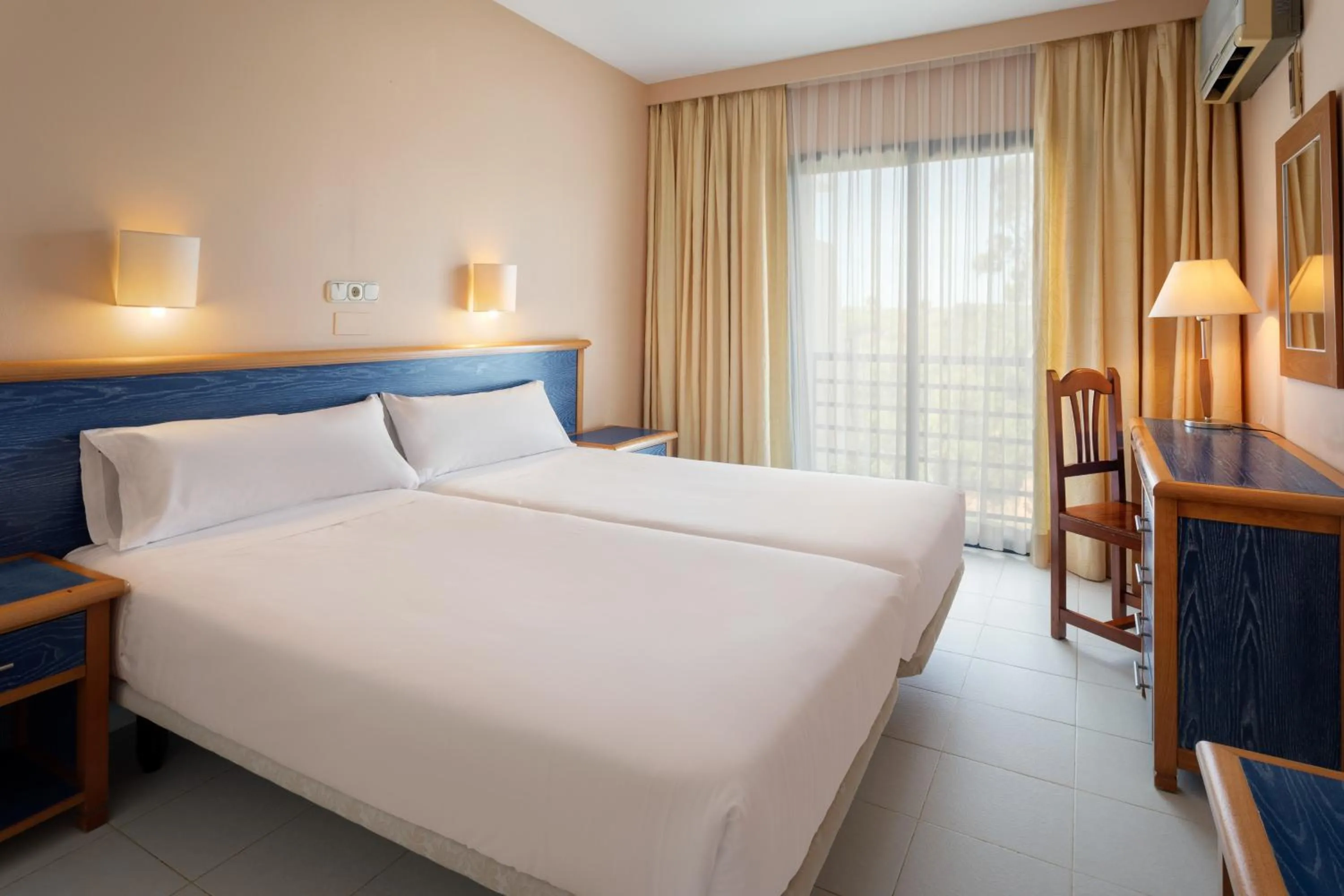 Bed in Sol Sancti Petri Aparthotel