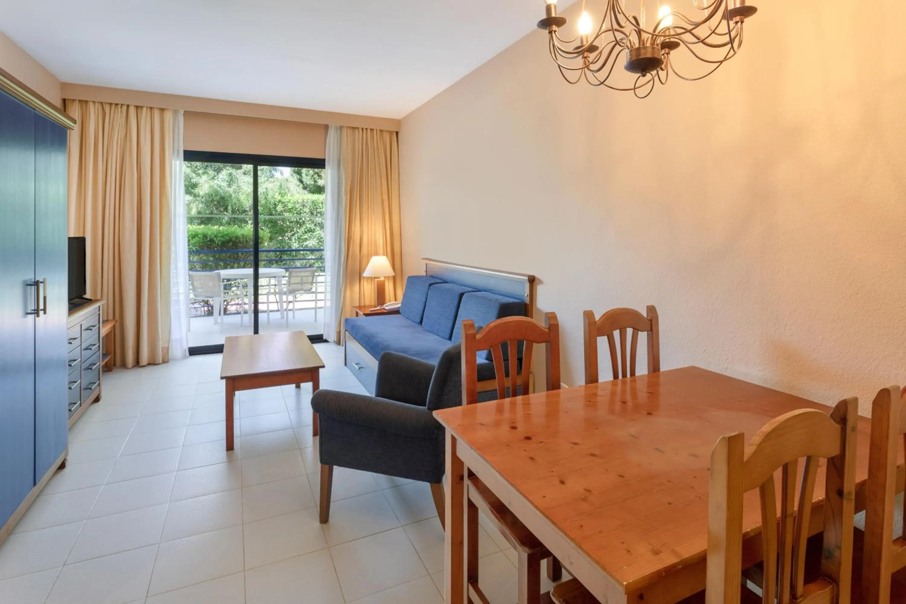 Living room in Sol Sancti Petri Aparthotel