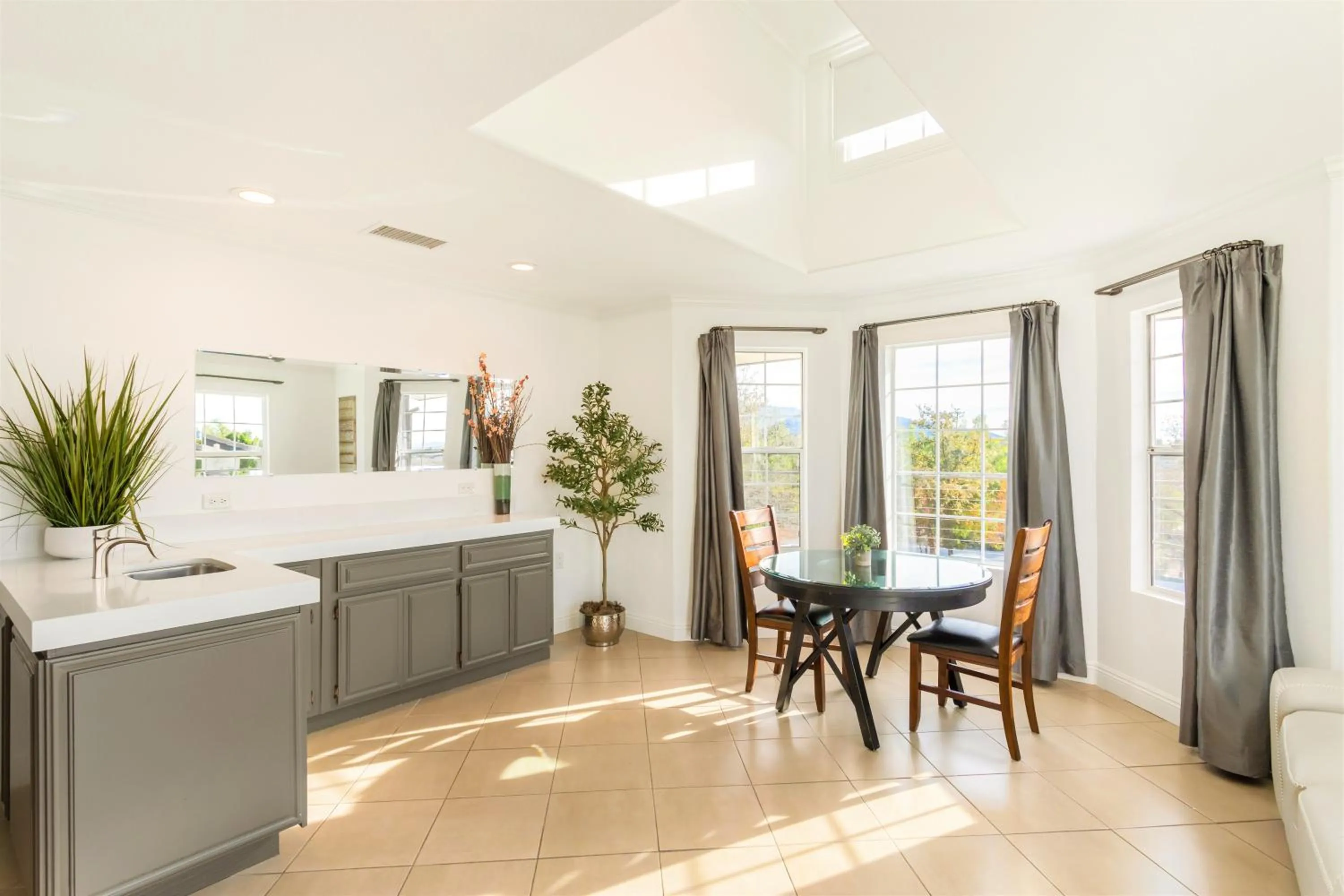 Kitchen or kitchenette in Villa Inn- Adult Only- Temecula Wine Country