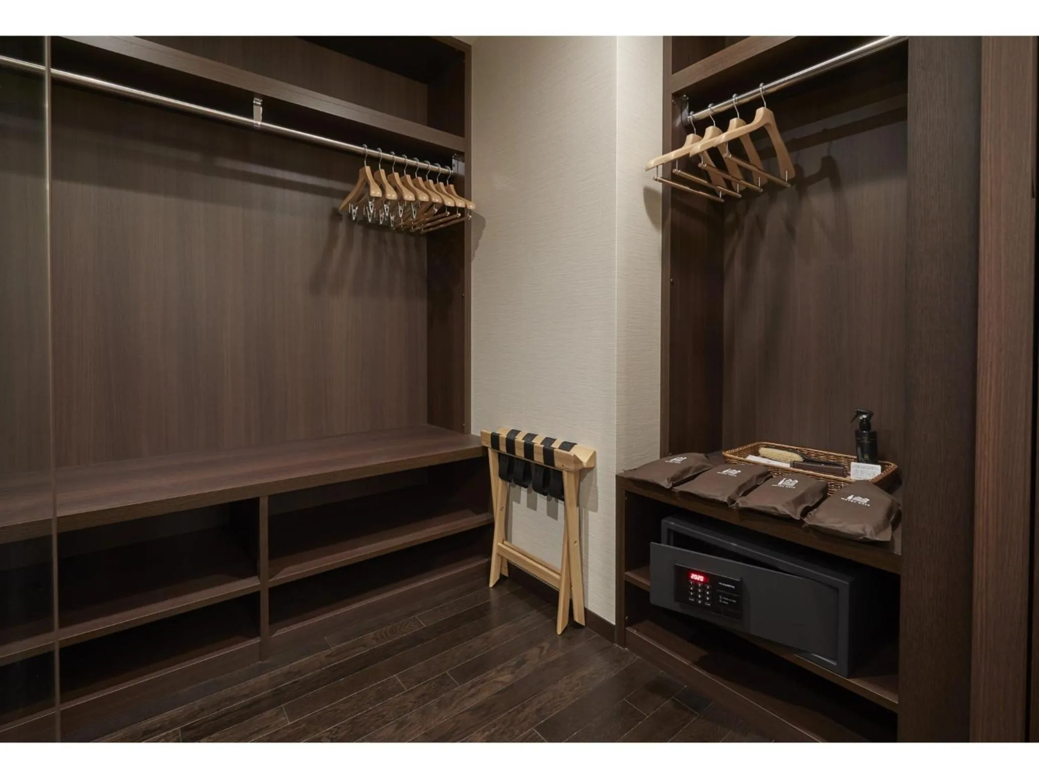 wardrobe in TOKYO EAST SIDE HOTEL KAIE