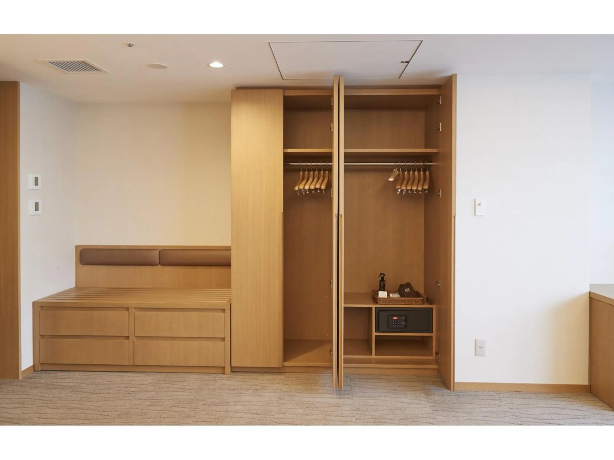 wardrobe in TOKYO EAST SIDE HOTEL KAIE