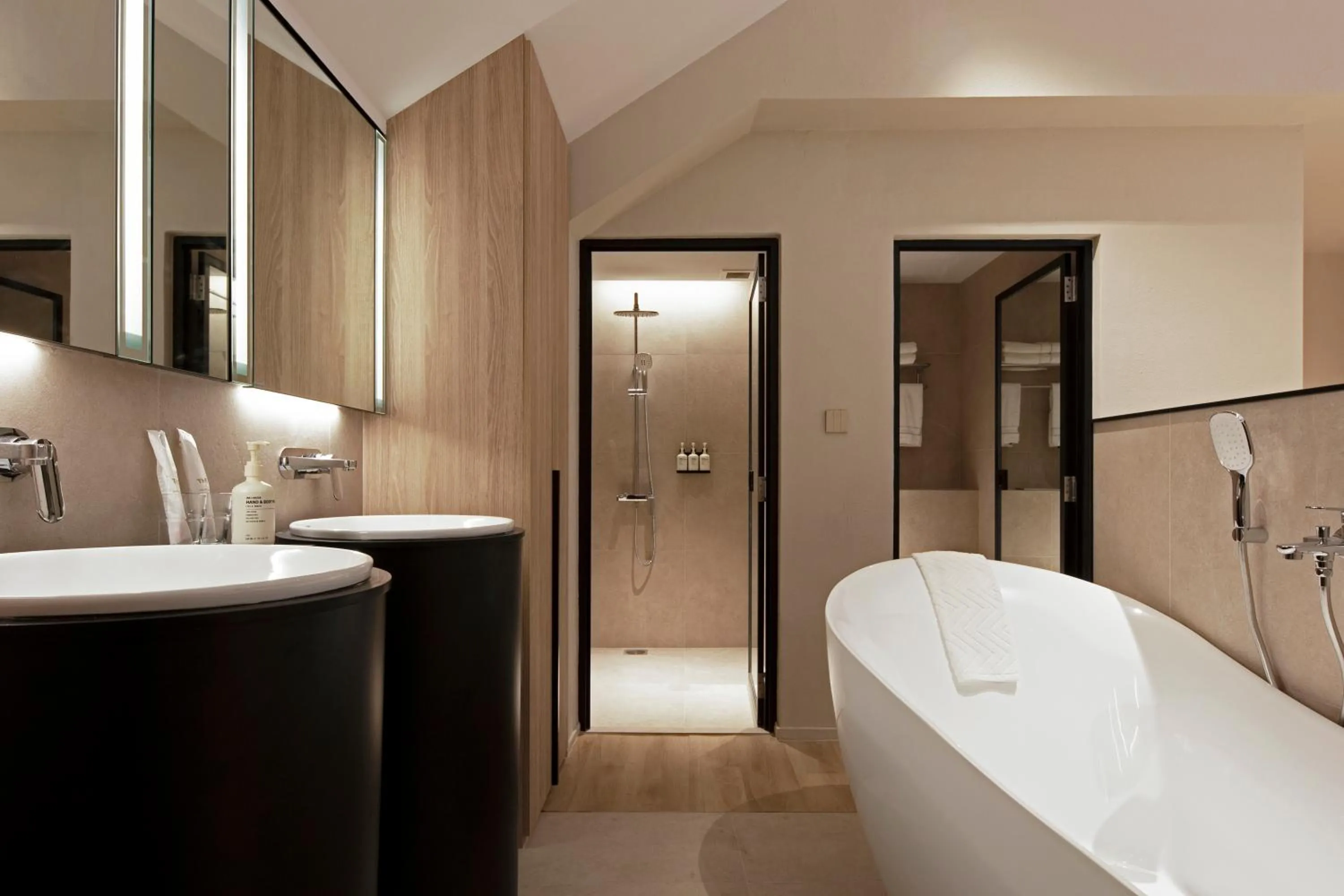 Shower in Hotel 1900 Chinatown