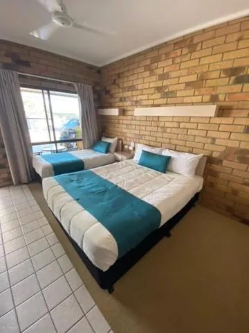 Photo of the whole room, Bed in Boulder Opal Motor Inn