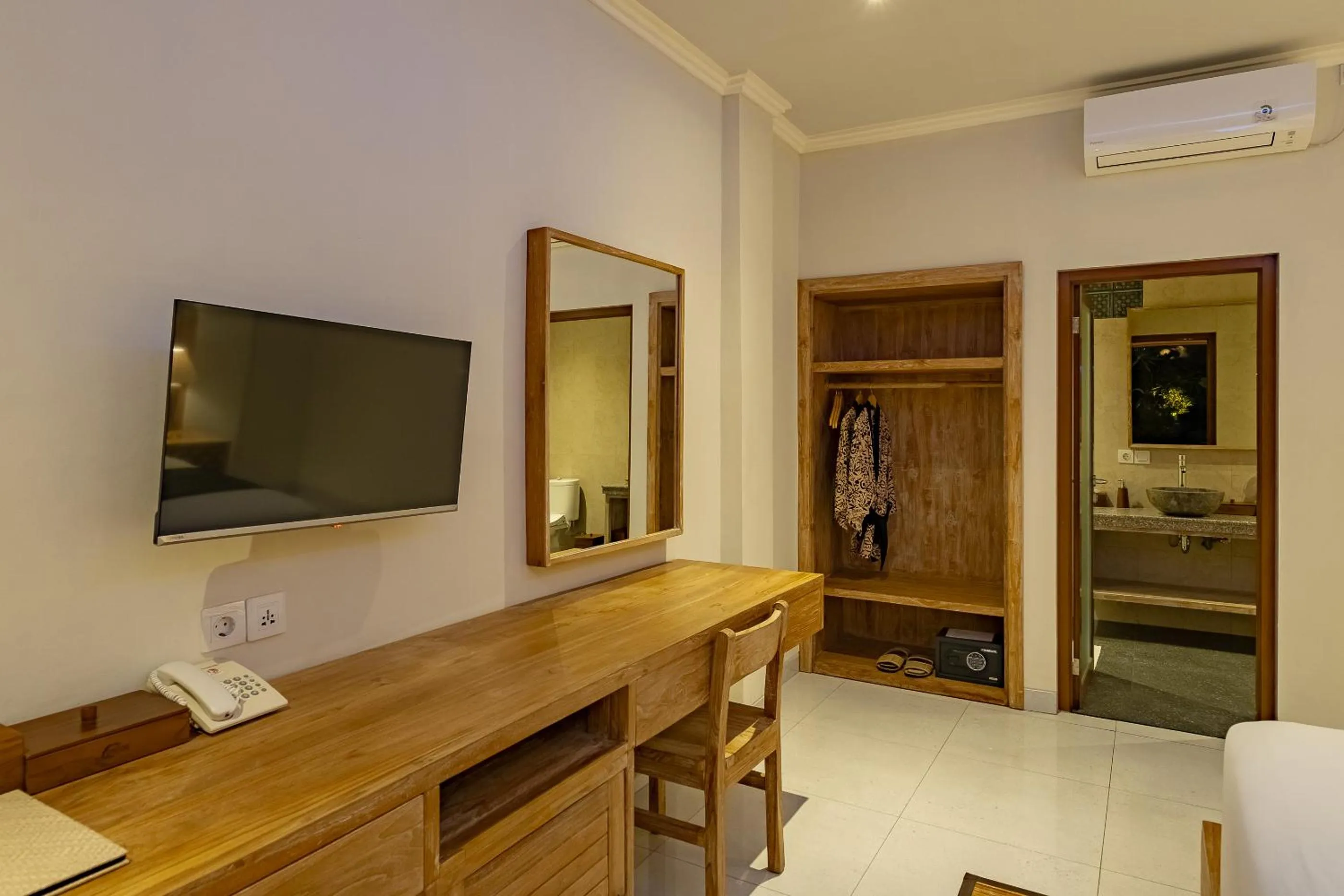 TV and multimedia in Gynandha Ubud Cottage