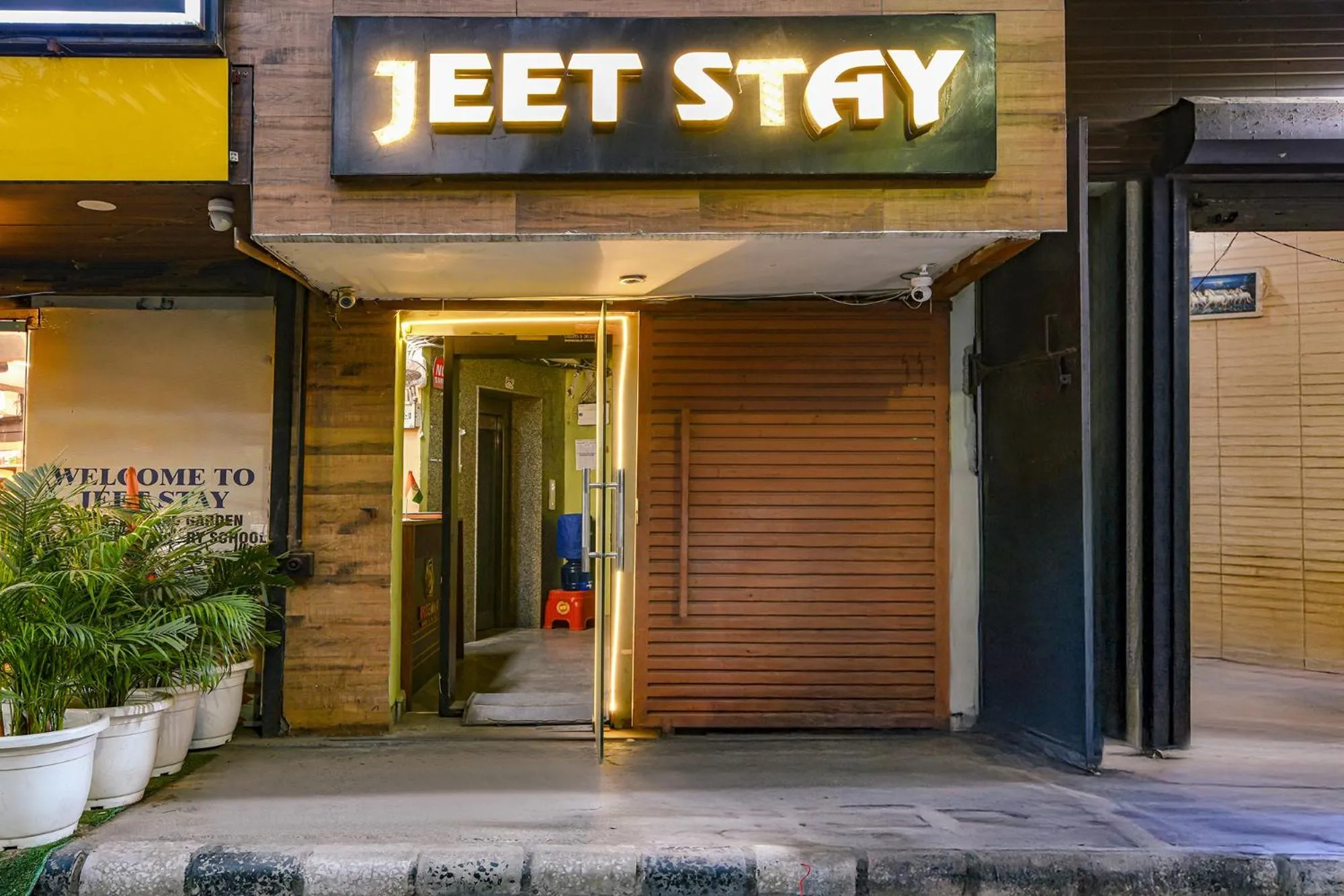Facade/entrance in Via Jeet Stays