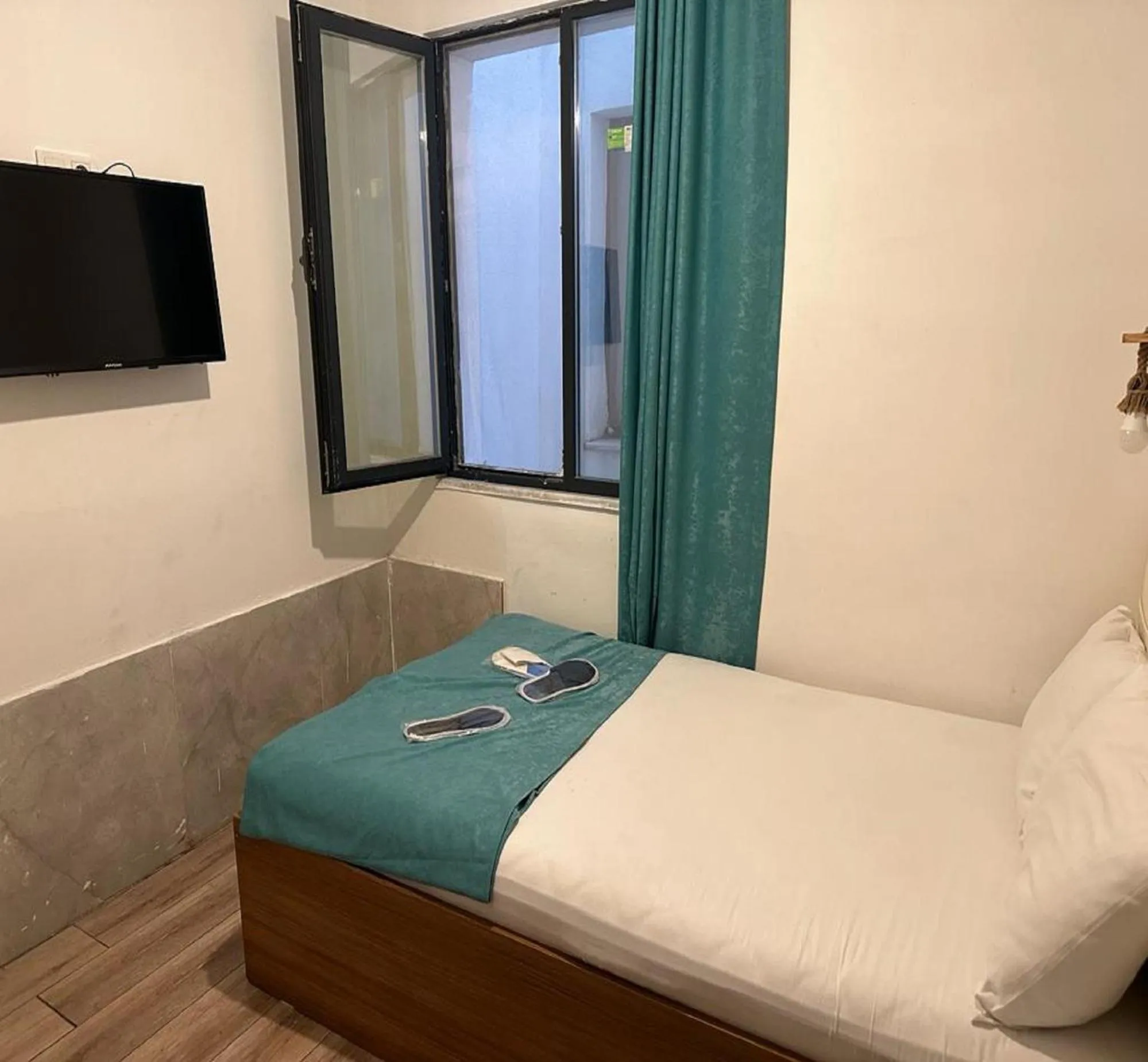 Photo of the whole room, Bed in Taksim Soushian Hotel