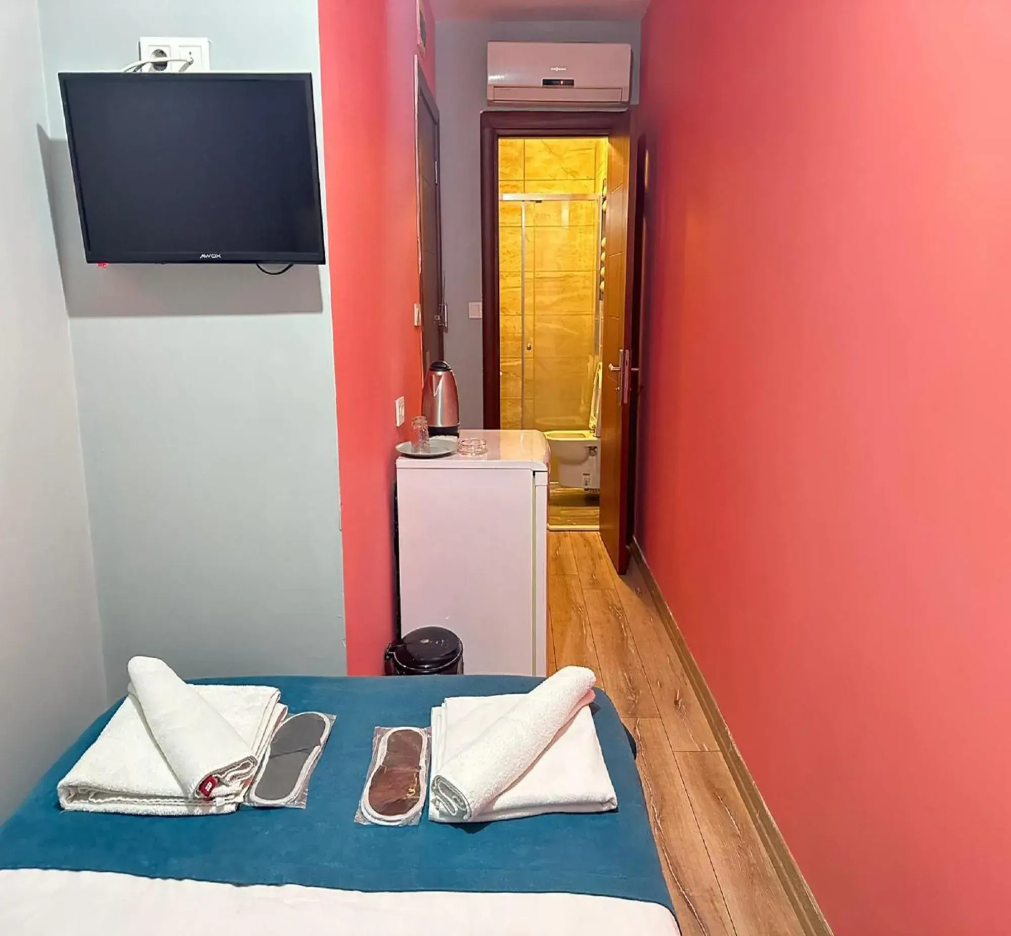 Photo of the whole room, Bed in Taksim Soushian Hotel Photo of the whole room, Bed in Taksim Soushian Hotel