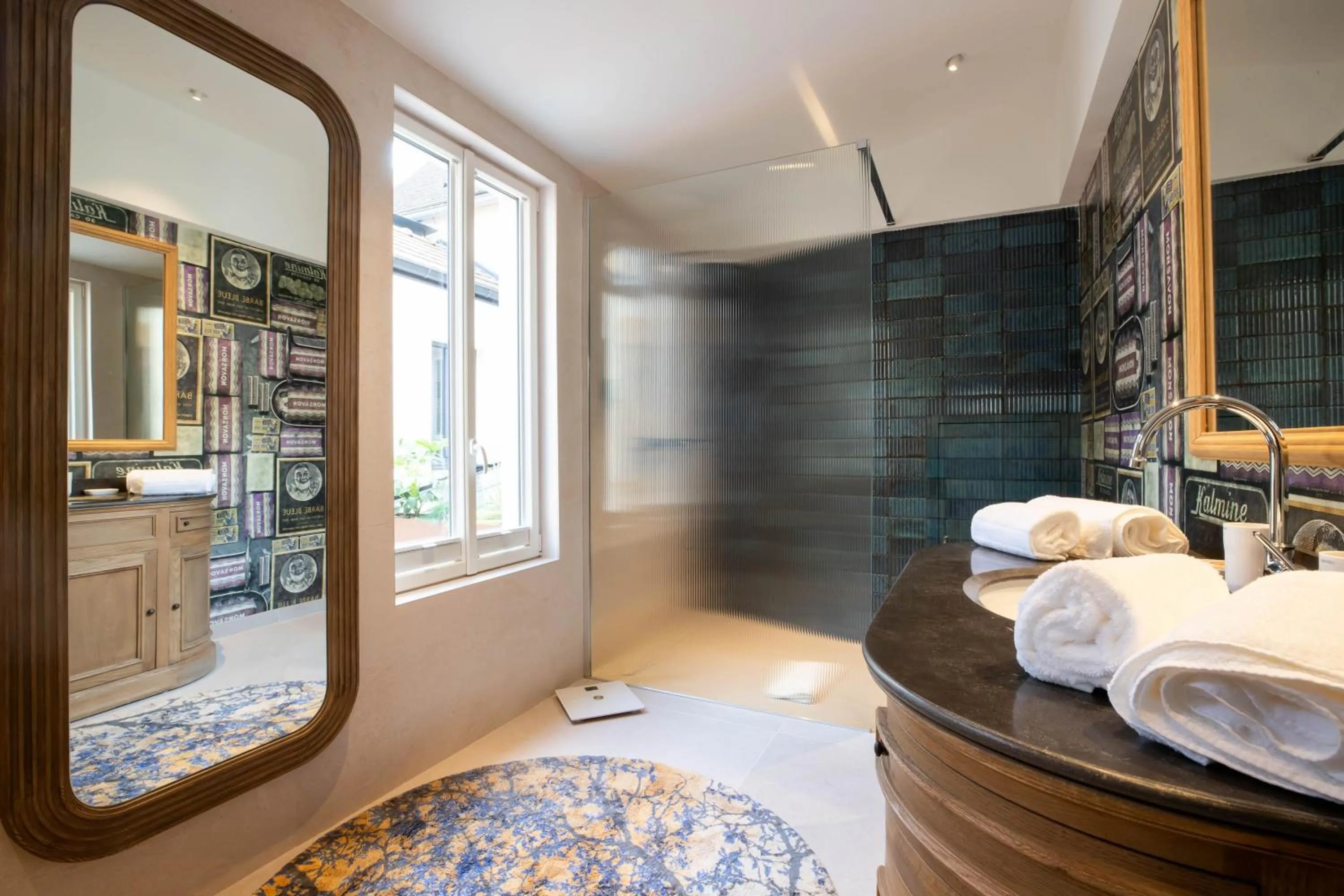 Shower, Bed in Côté Paradis - Appartements de Charme au centre-ville de Beaune