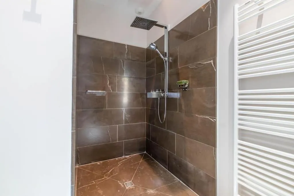 Shower in Côté Paradis - Appartements de Charme au centre-ville de Beaune