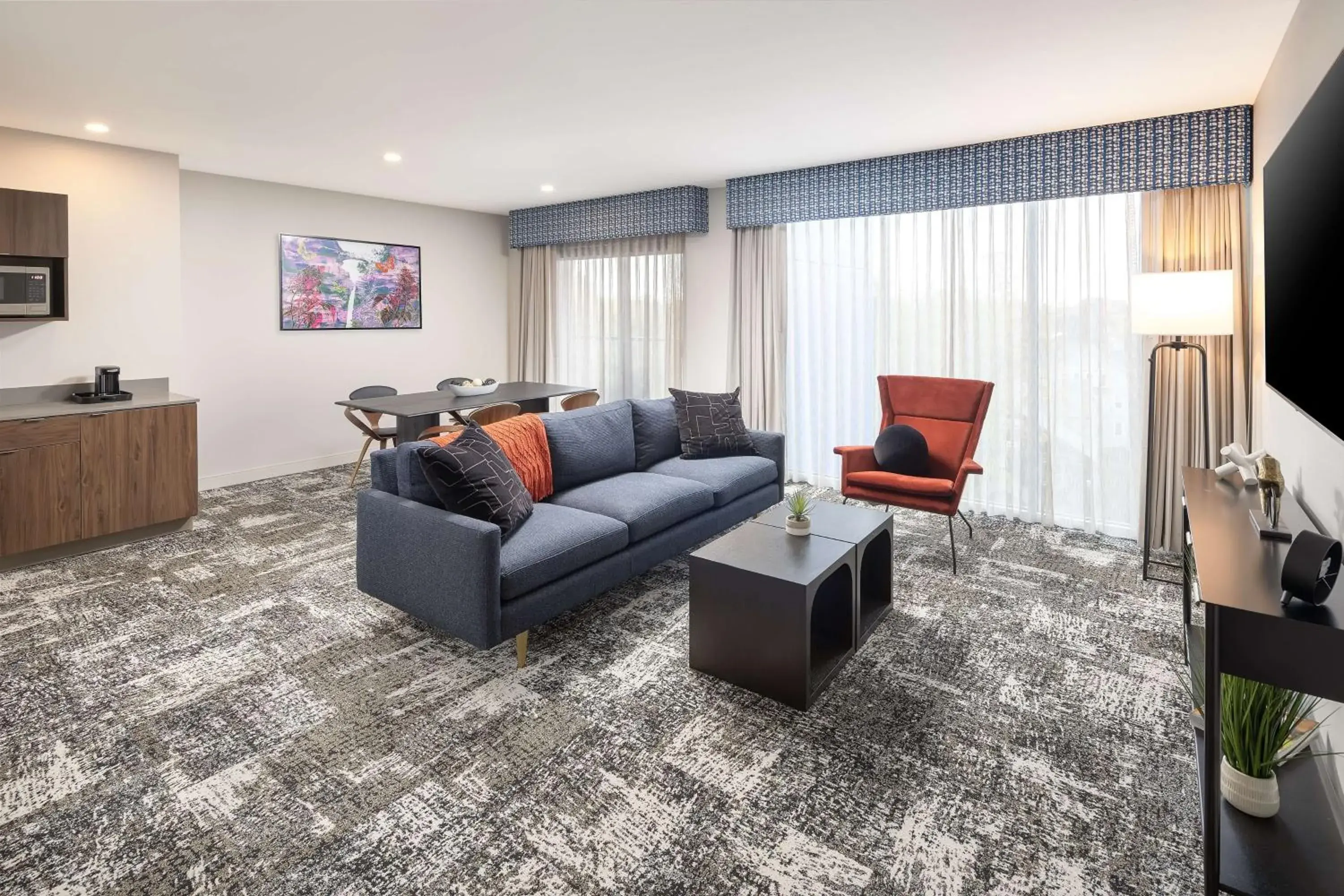 Living room in Hampton Inn & Suites Rochester Downtown Living room in Hampton Inn & Suites Rochester Downtown