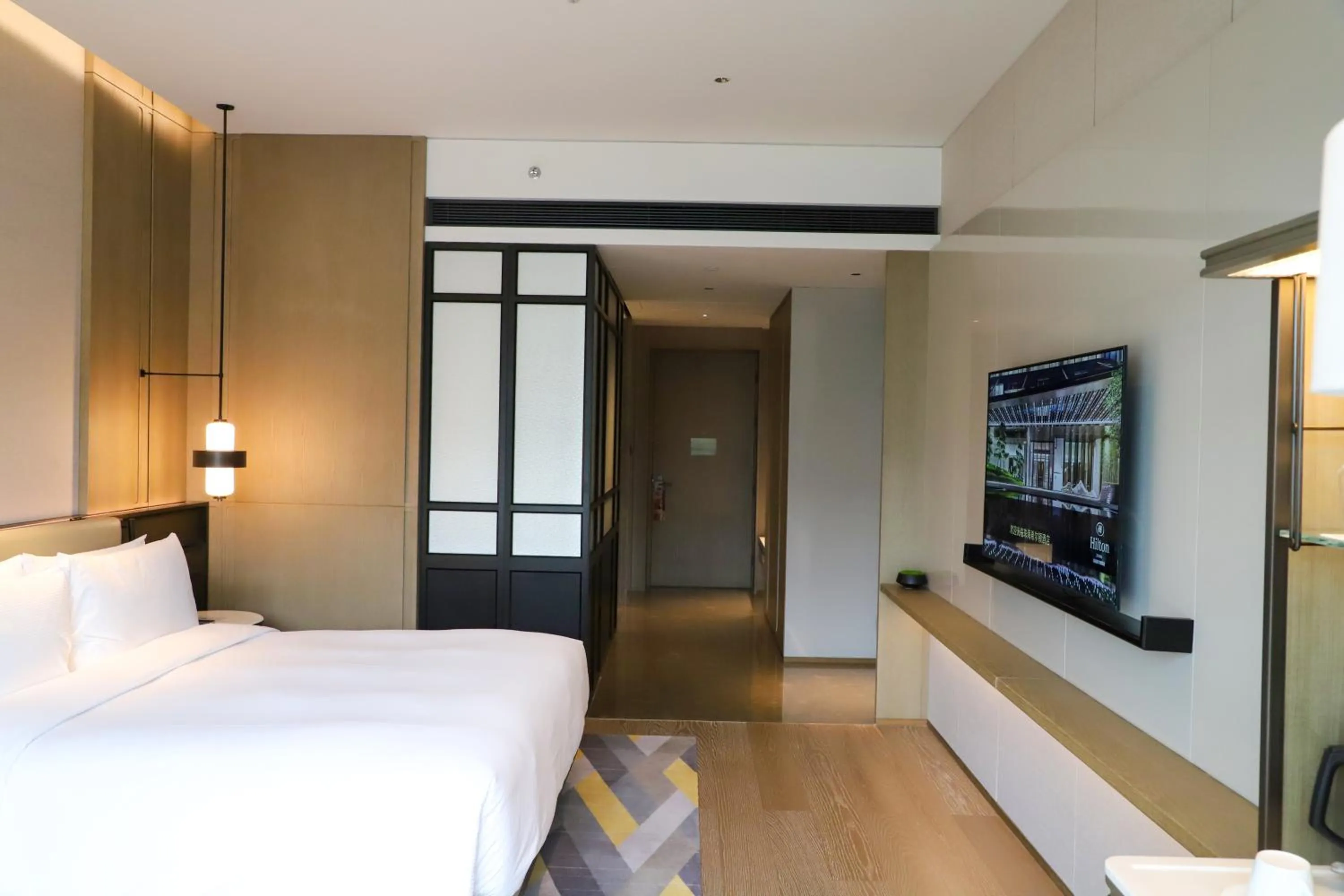 Photo of the whole room, Bed in Hilton Zhuhai