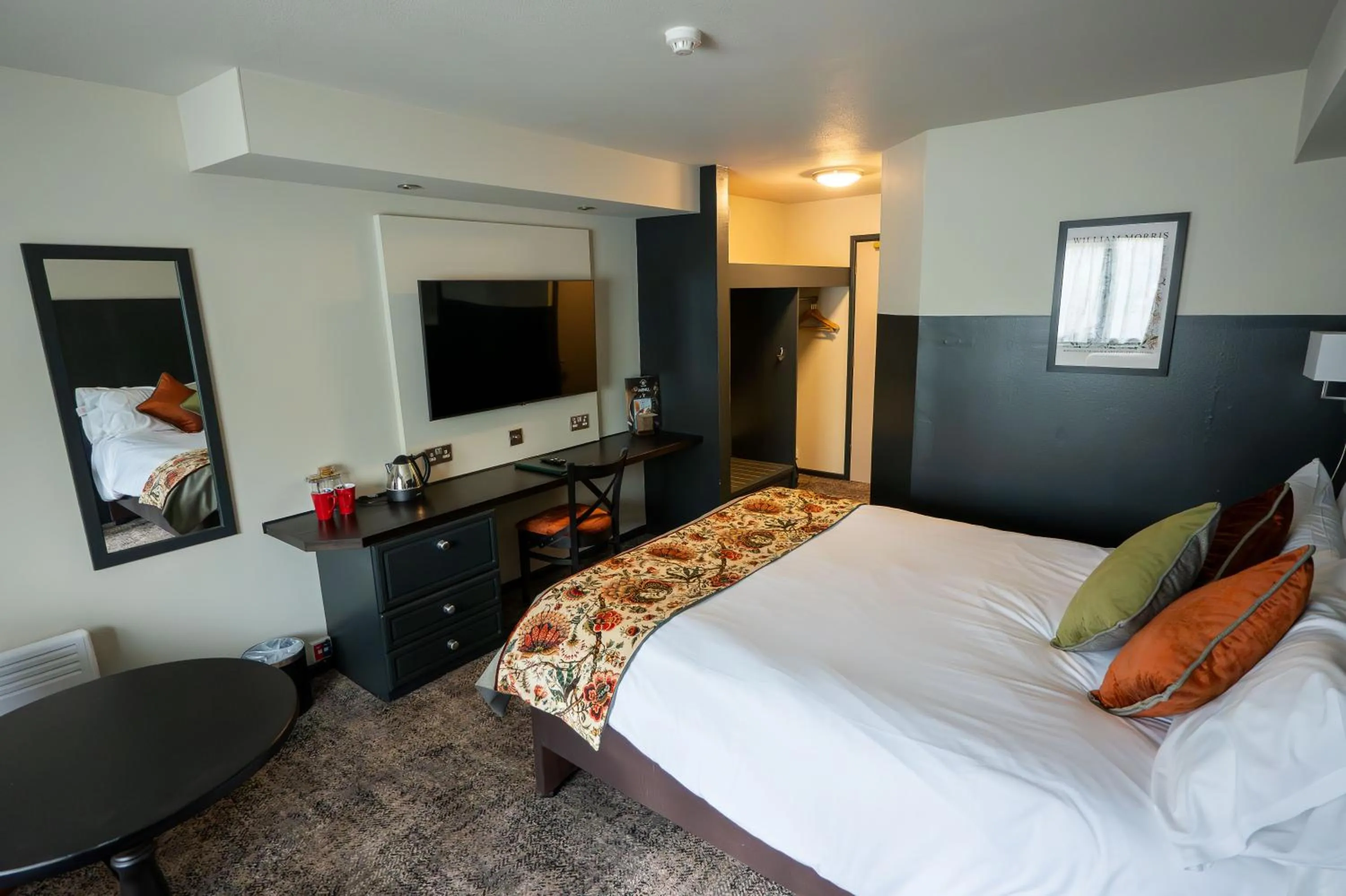 Photo of the whole room, Bed in Cat & Lion Country Pub and Hotel