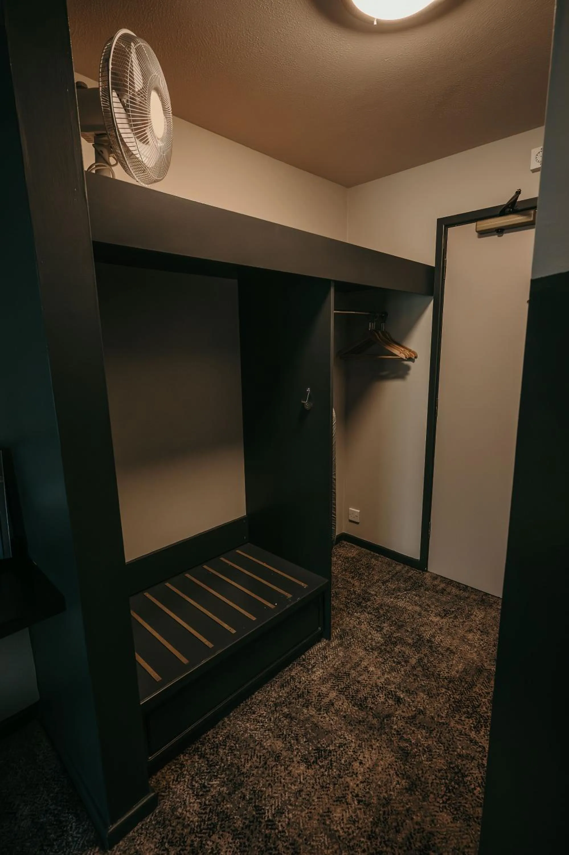 wardrobe in Cat & Lion Country Pub and Hotel