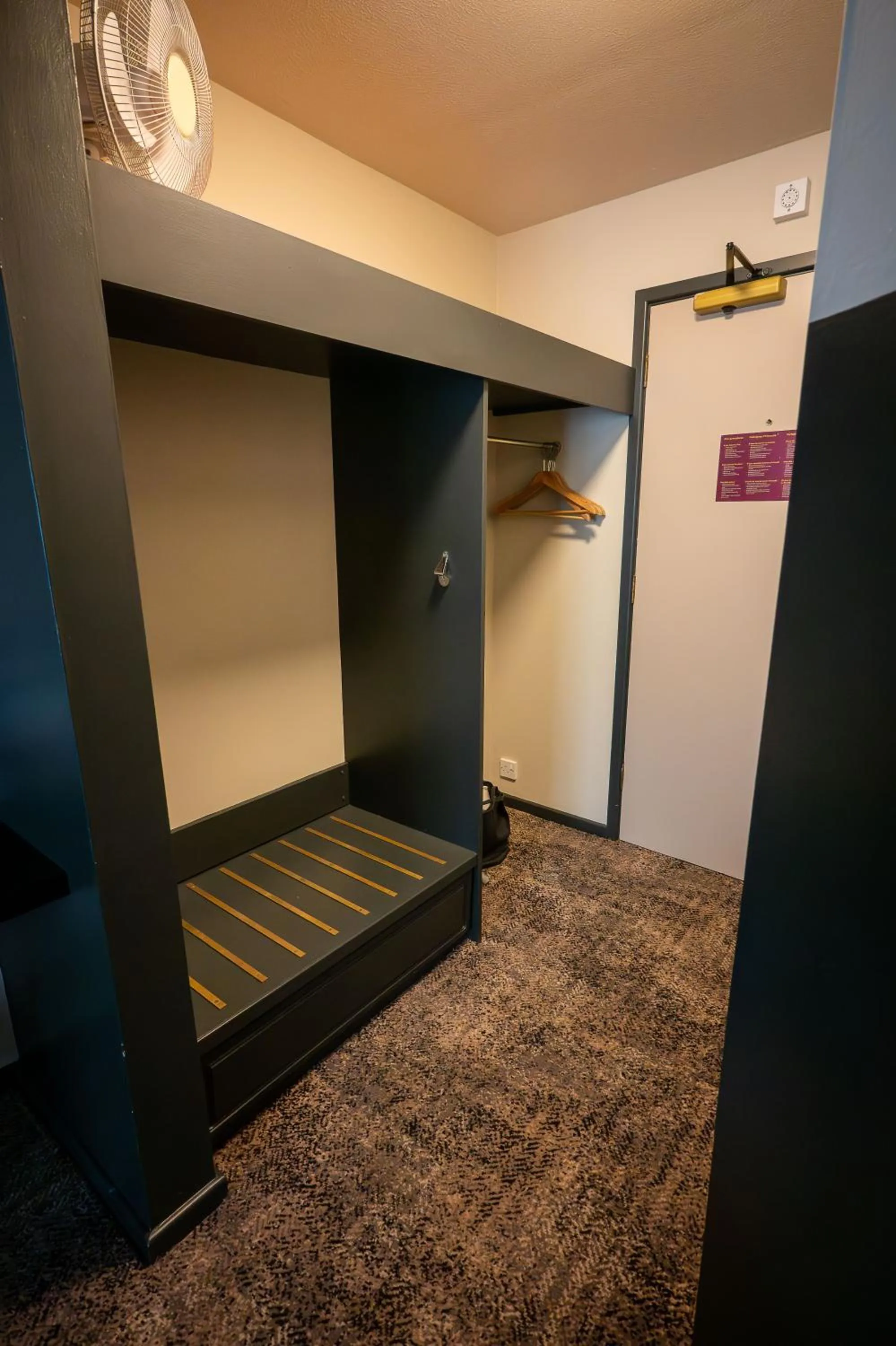 wardrobe in Cat & Lion Country Pub and Hotel