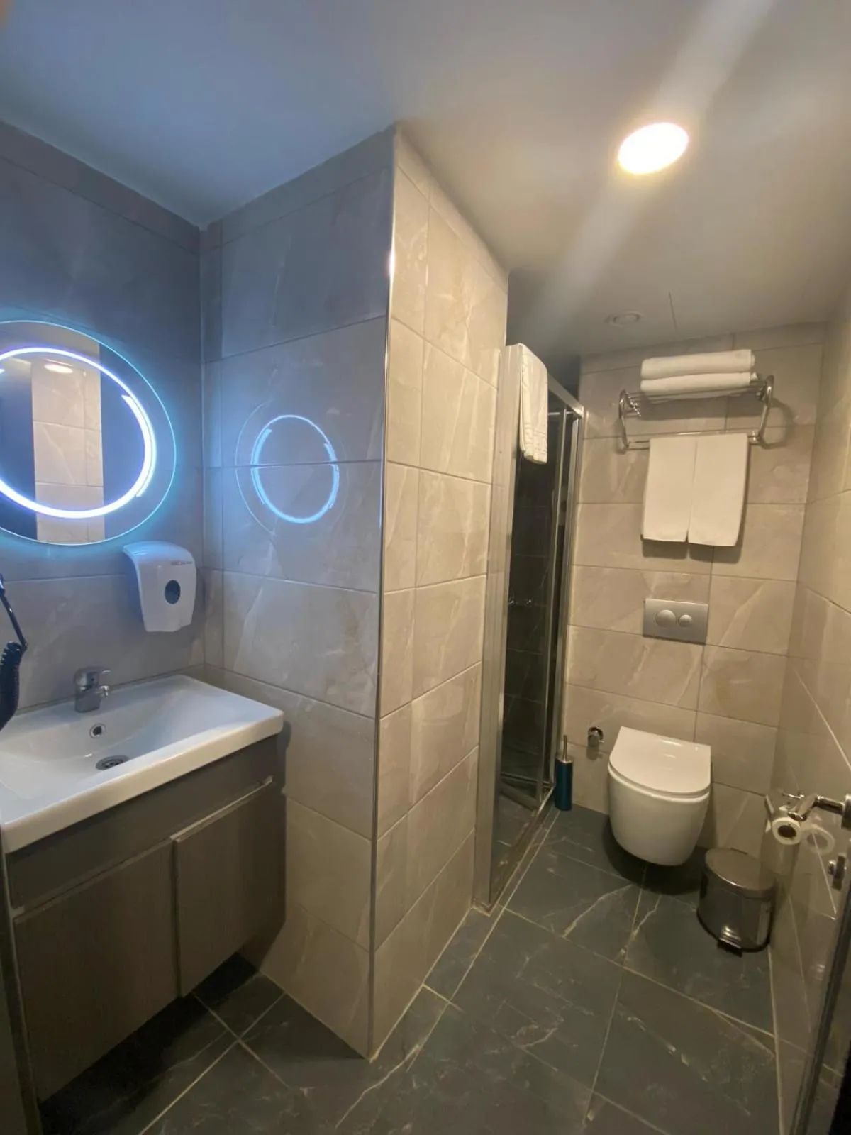 Shower in The Gate Kadıköy Downtown