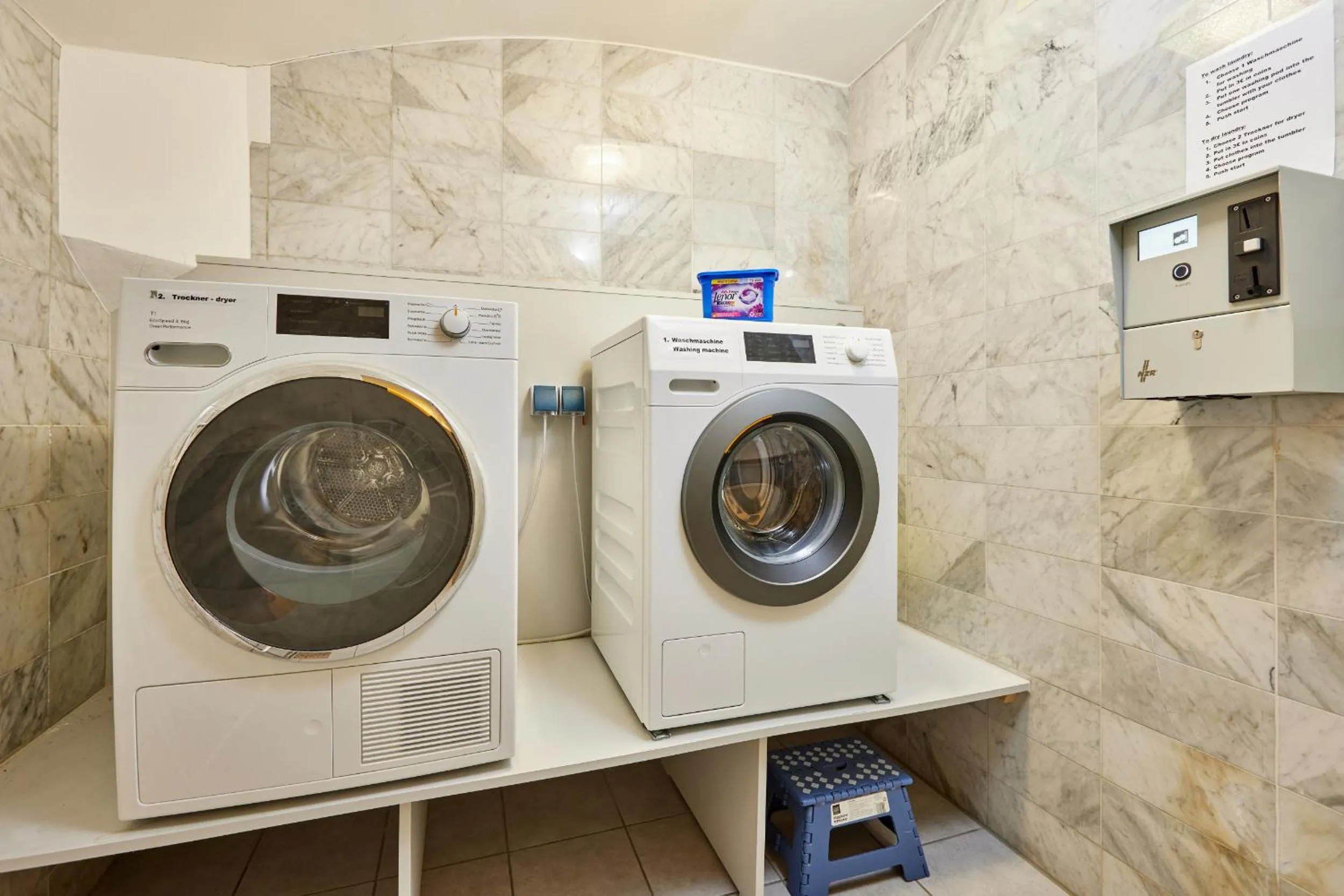 washing machine in Zum Turm - Apartments und Gästezimmer
