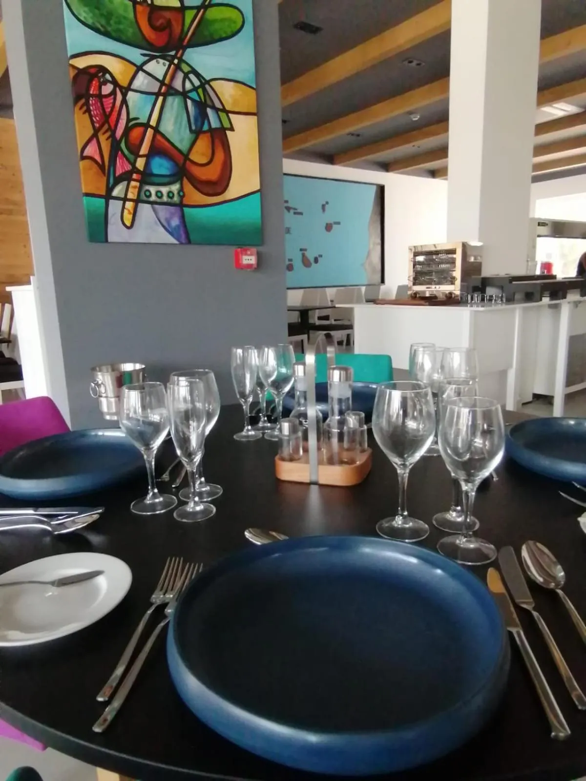 Restaurant/places to eat in Oasis White Hotel