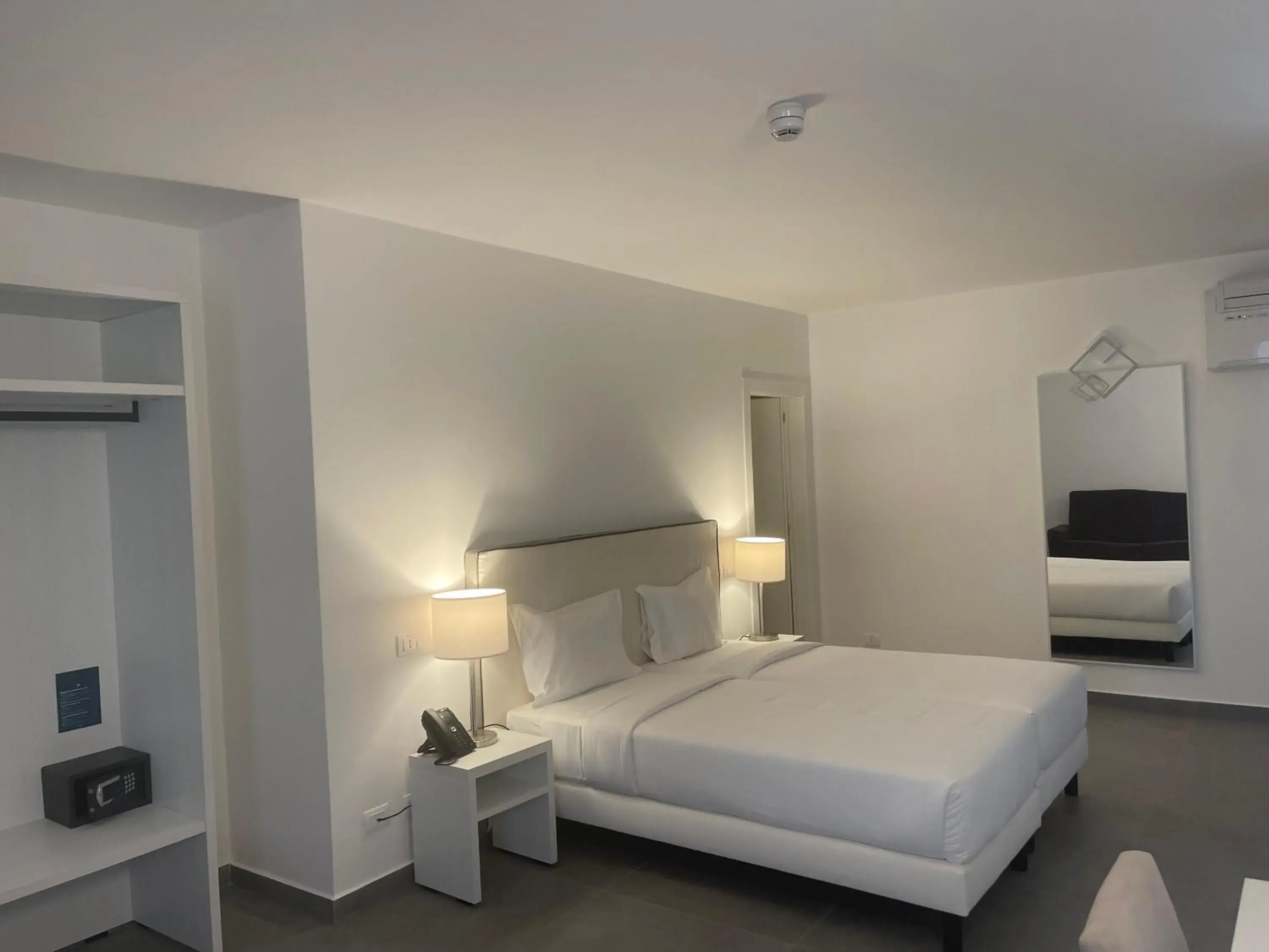 Superior Deluxe Double or Twin Room - single occupancy in Oasis White Hotel Superior Deluxe Double or Twin Room - single occupancy in Oasis White Hotel