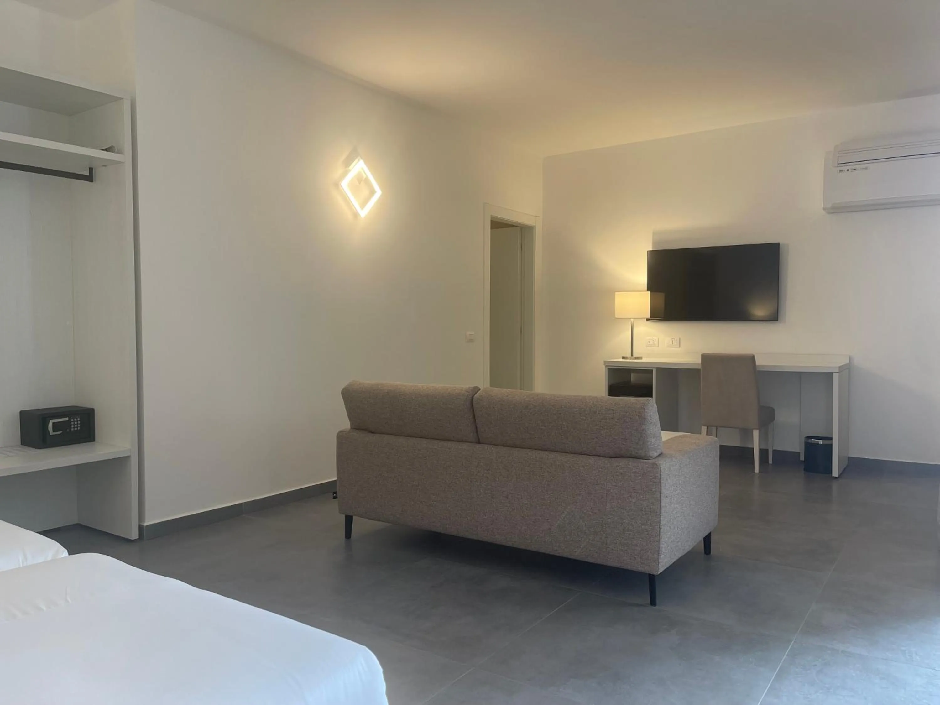 Bedroom, Bed in Oasis White Hotel