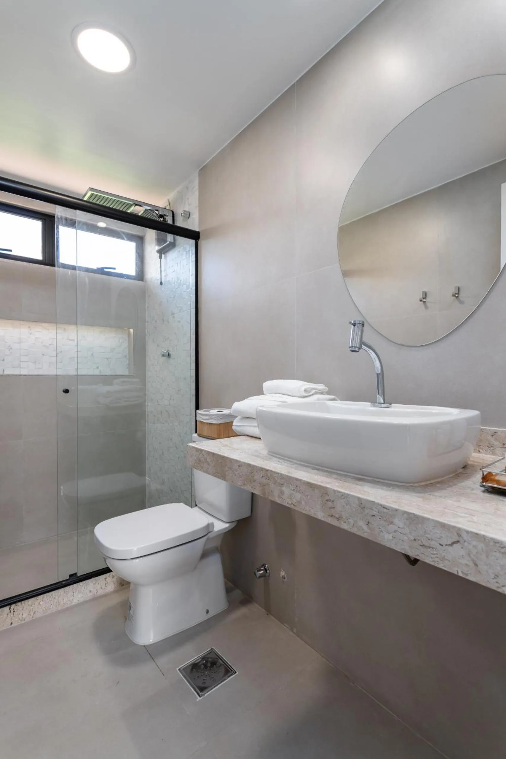 Bathroom in 2 km da Praia da Alvorada, próximo ao Barra Shopping - AM203