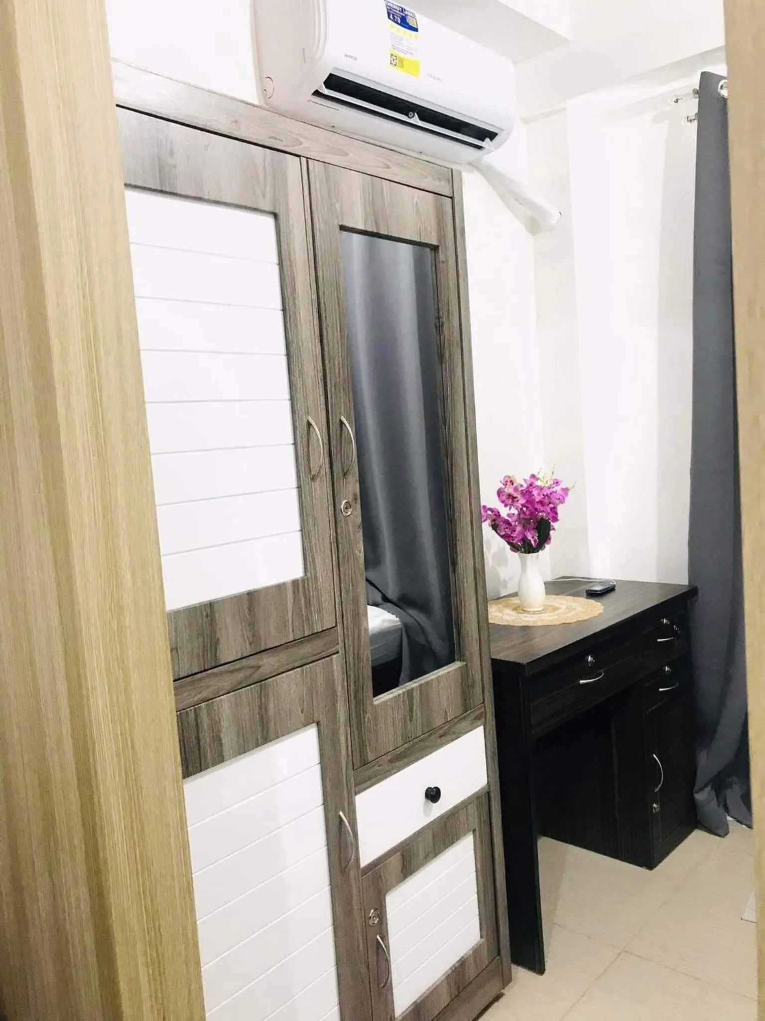 wardrobe in Shore Residence condotel,Pasay city Philippines