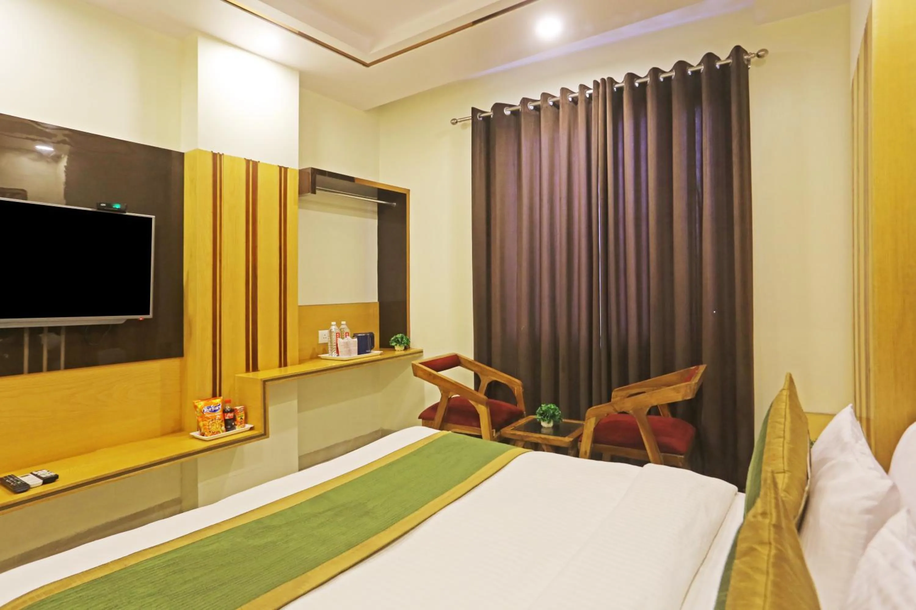 Communal lounge/ TV room, Bed in Hotel Aman Imperial Just a Minute Away From New Delhi Railway Station and Connaught place