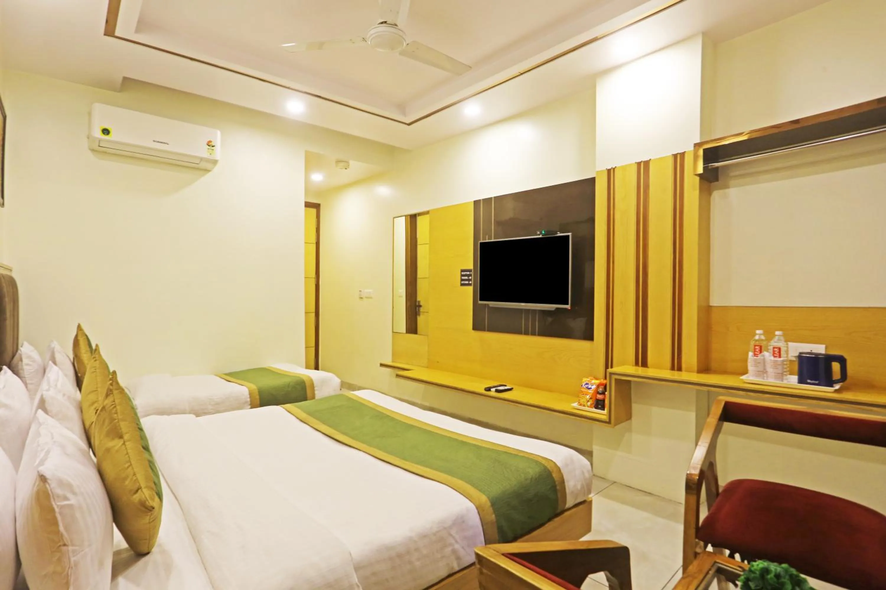 Communal lounge/ TV room in Hotel Aman Imperial Just a Minute Away From New Delhi Railway Station and Connaught place