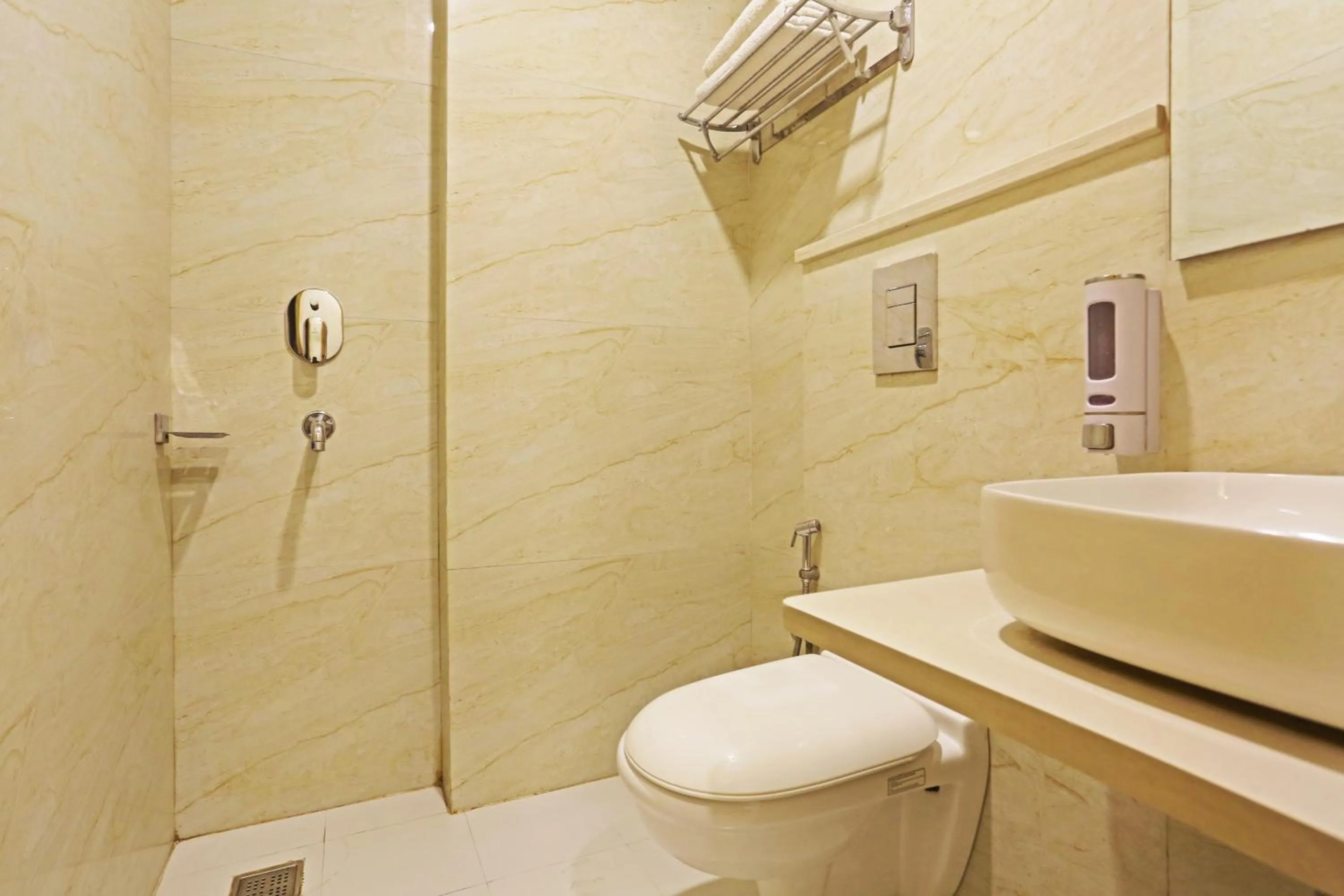 Shower in Hotel Aman Imperial Just a Minute Away From New Delhi Railway Station and Connaught place