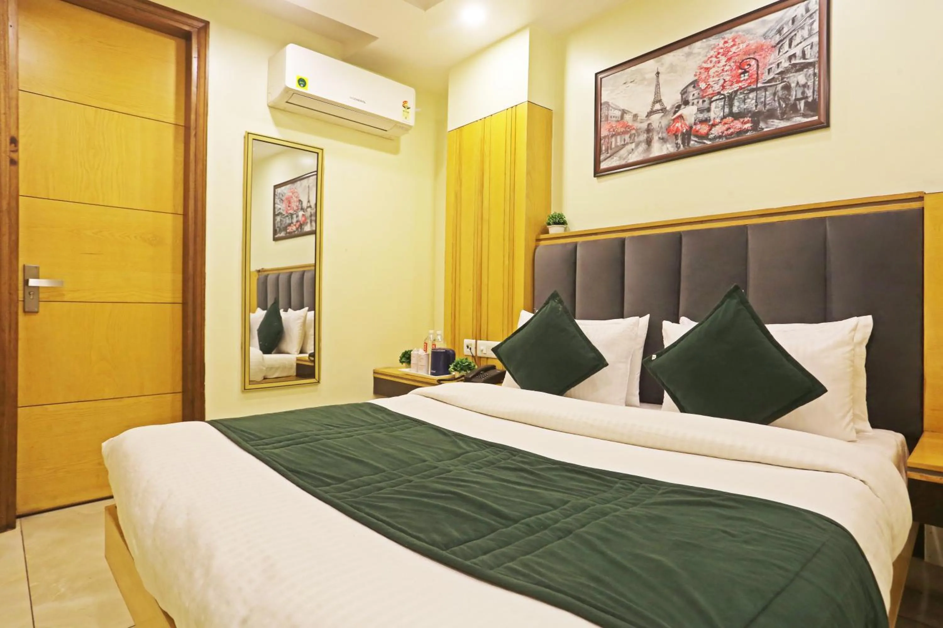 Bed in Hotel Aman Imperial Just a Minute Away From New Delhi Railway Station and Connaught place