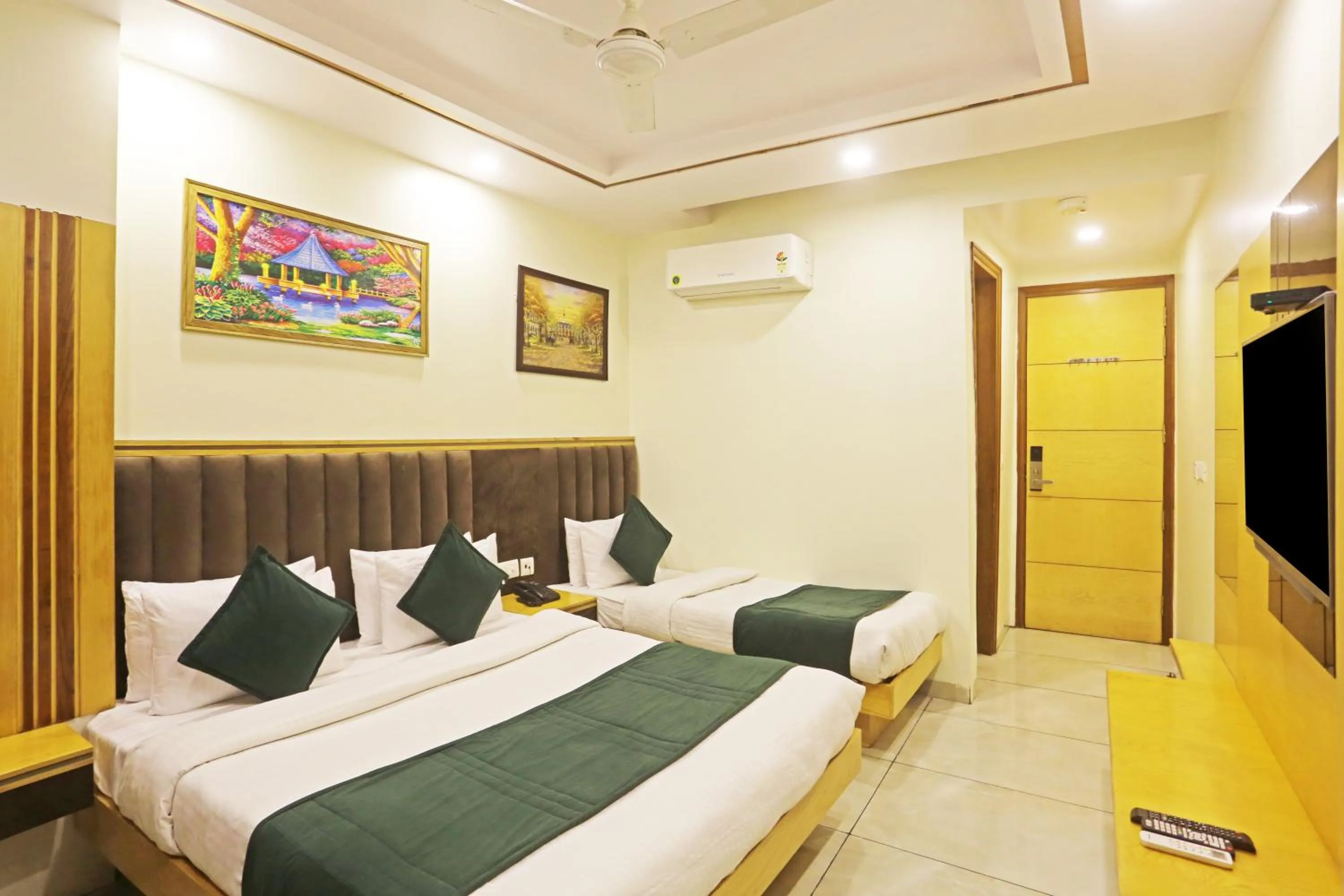 Communal lounge/ TV room, Bed in Hotel Aman Imperial Just a Minute Away From New Delhi Railway Station and Connaught place