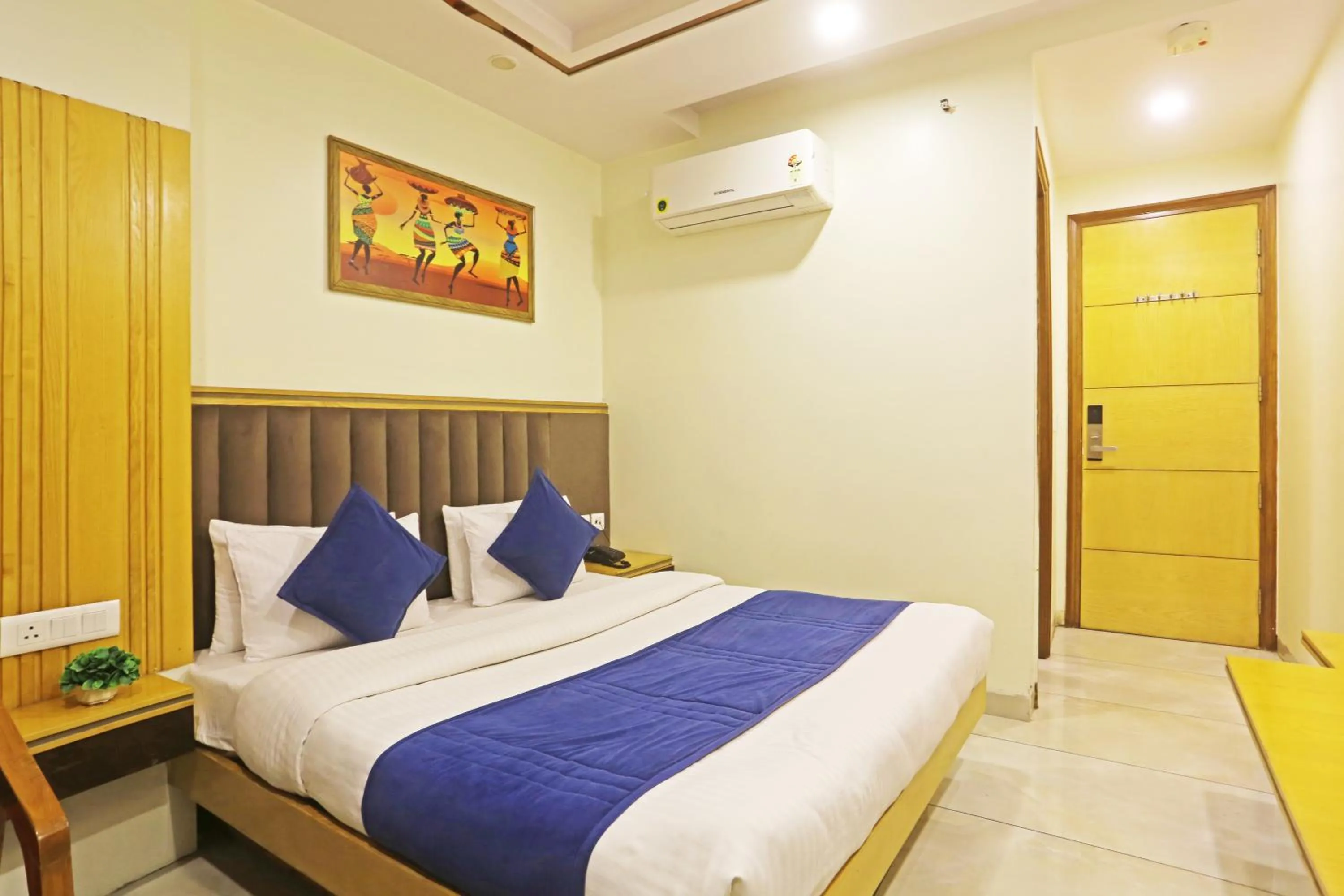 Bed in Hotel Aman Imperial Just a Minute Away From New Delhi Railway Station and Connaught place