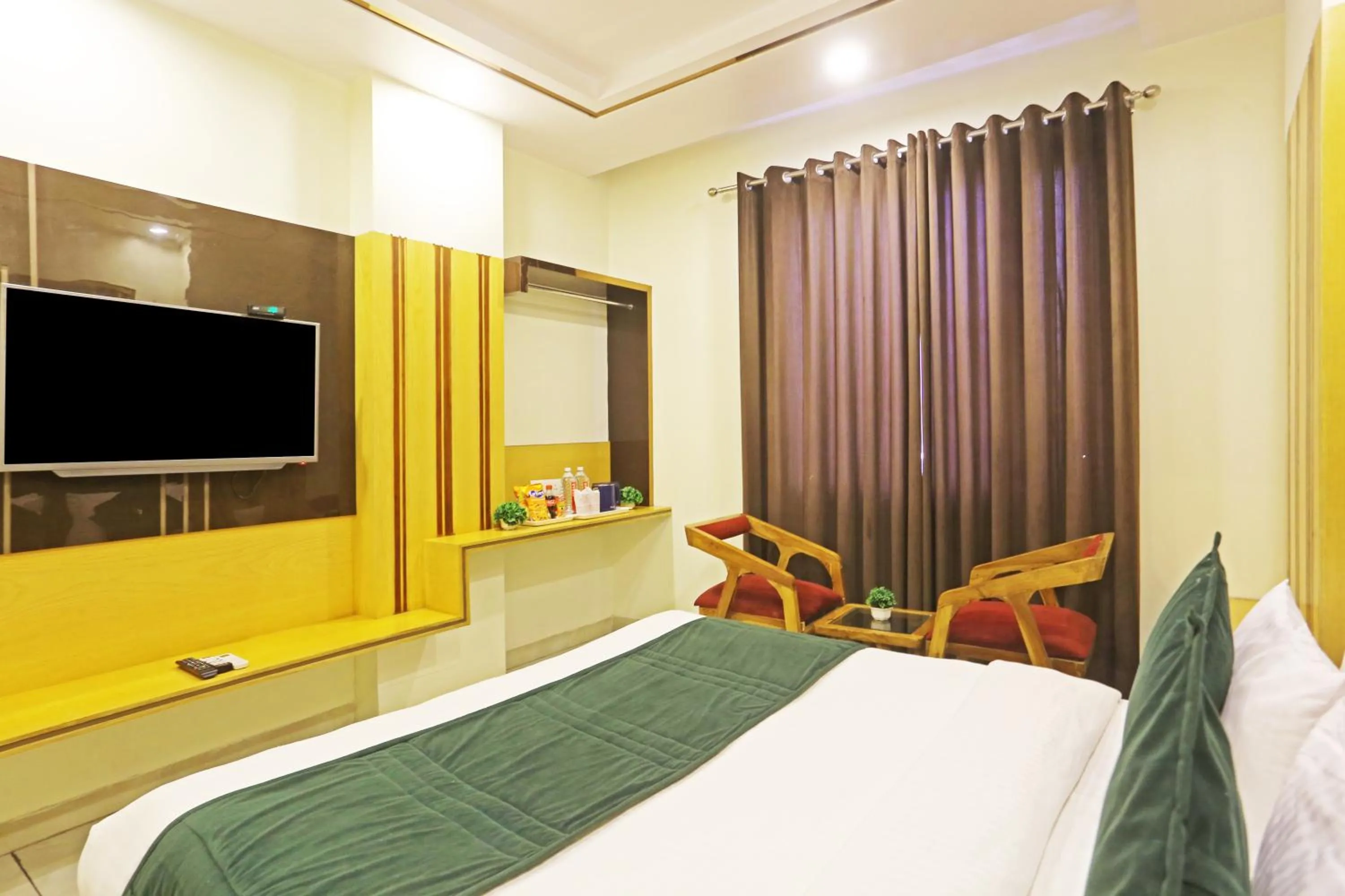 Communal lounge/ TV room, Bed in Hotel Aman Imperial Just a Minute Away From New Delhi Railway Station and Connaught place