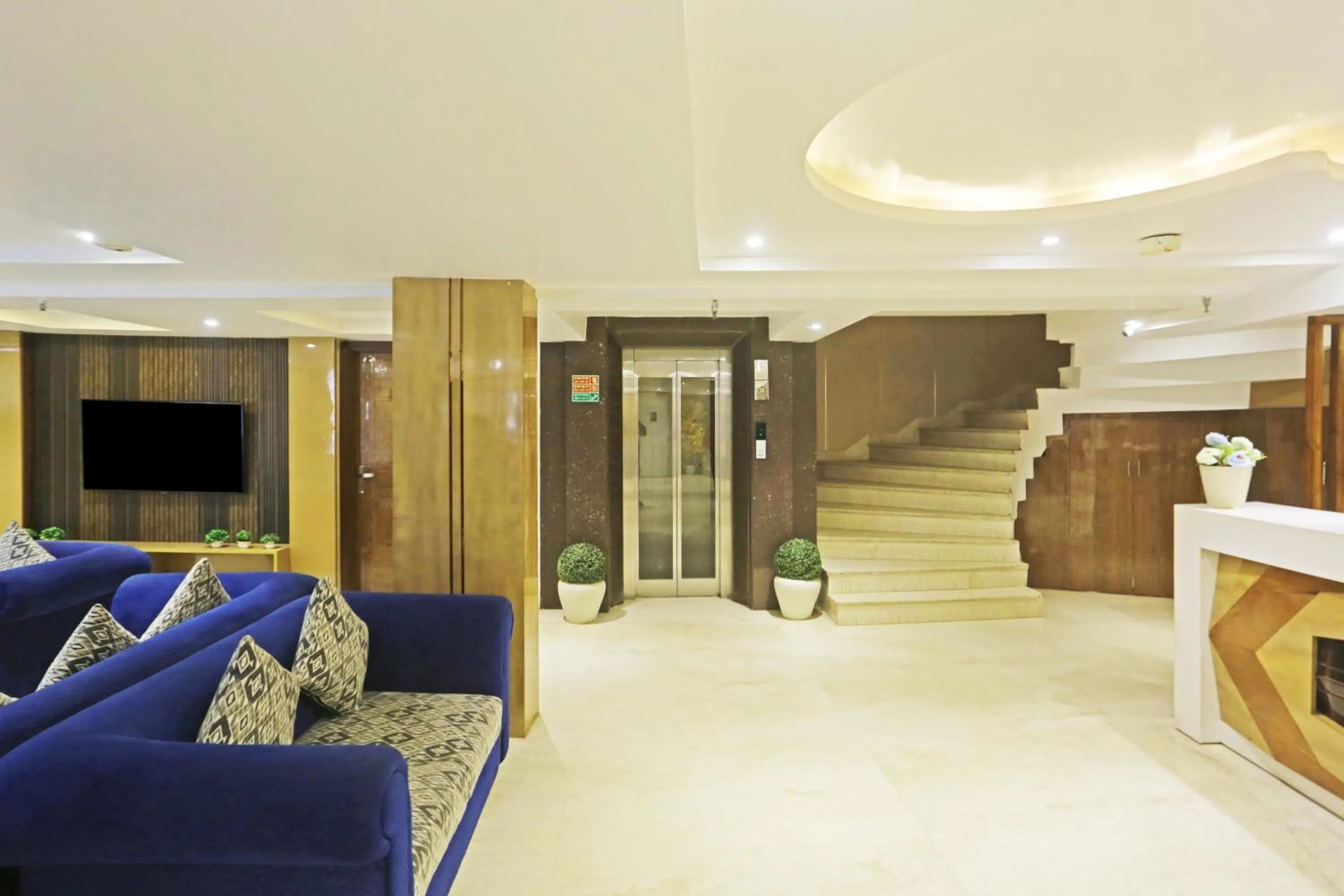 Communal lounge/ TV room in Hotel Aman Imperial Just a Minute Away From New Delhi Railway Station and Connaught place