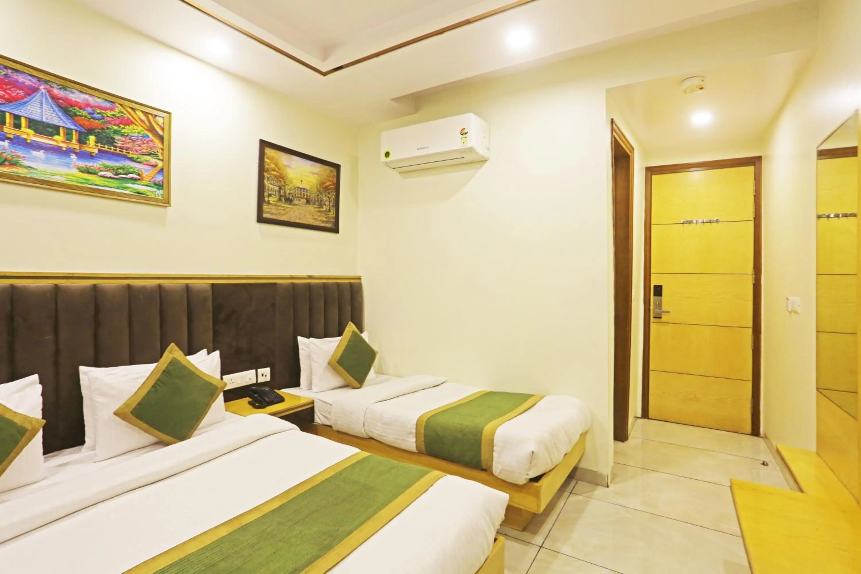 Bed in Hotel Aman Imperial Just a Minute Away From New Delhi Railway Station and Connaught place