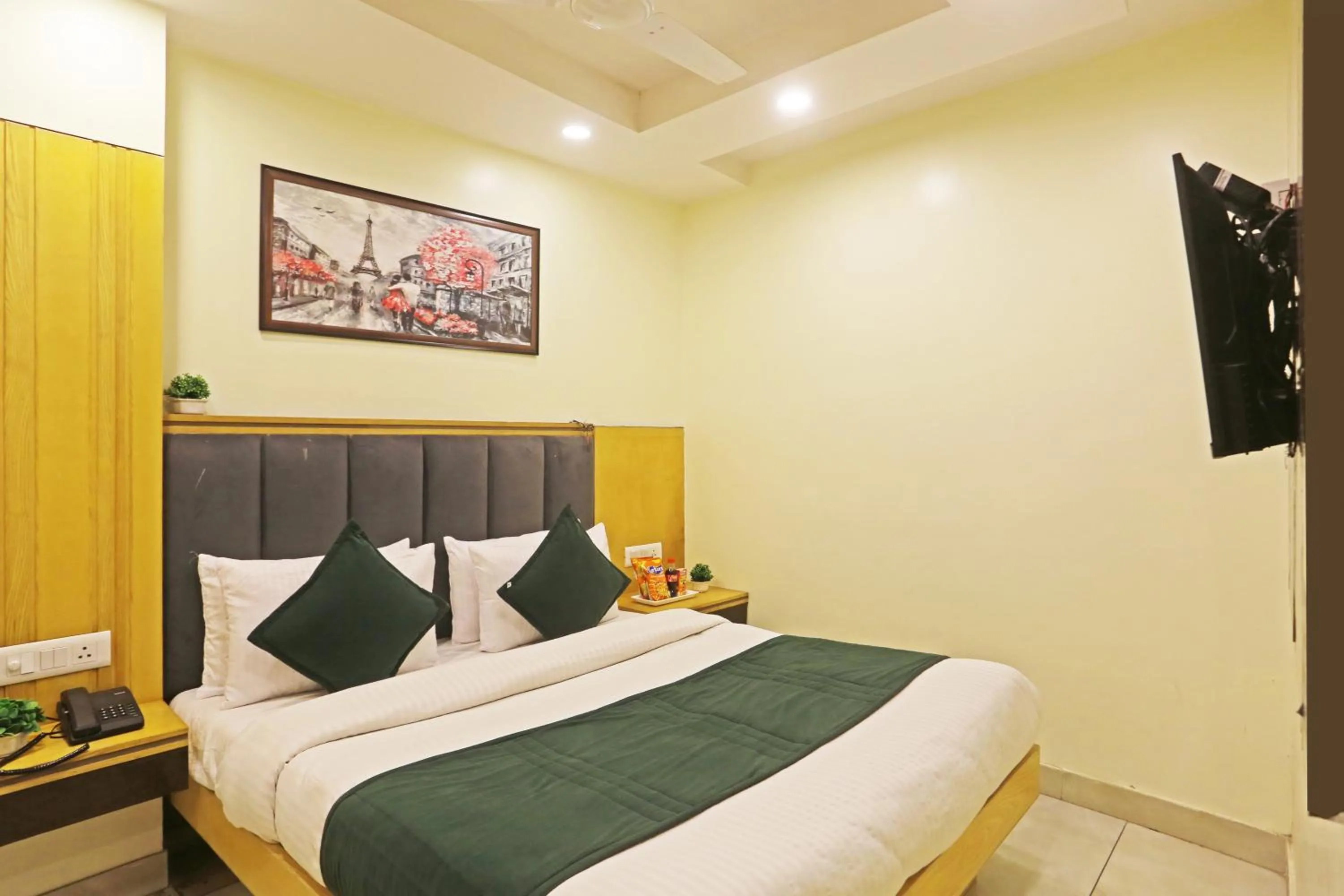 TV and multimedia, Bed in Hotel Aman Imperial Just a Minute Away From New Delhi Railway Station and Connaught place