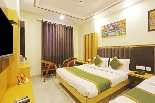 Triple Room with City View in Hotel Aman Imperial Just a Minute Away From New Delhi Railway Station and Connaught Place Triple Room with City View in Hotel Aman Imperial Just a Minute Away From New Delhi Railway Station and Connaught Place