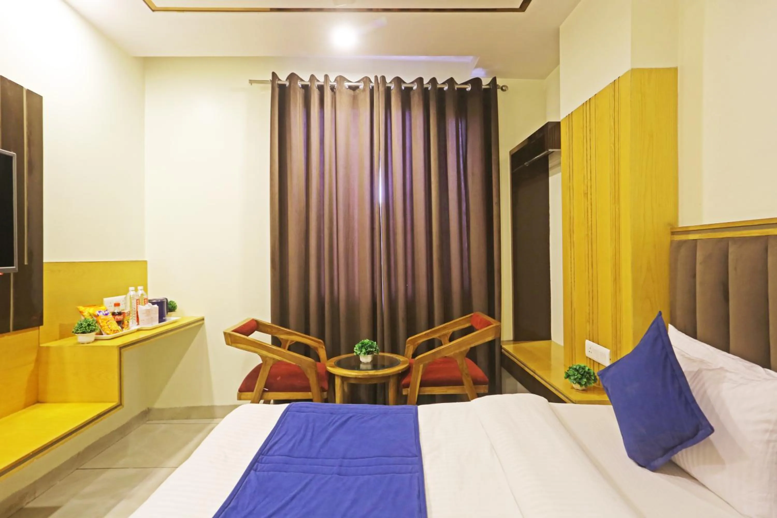 TV and multimedia, Bed in Hotel Aman Imperial Just a Minute Away From New Delhi Railway Station and Connaught place