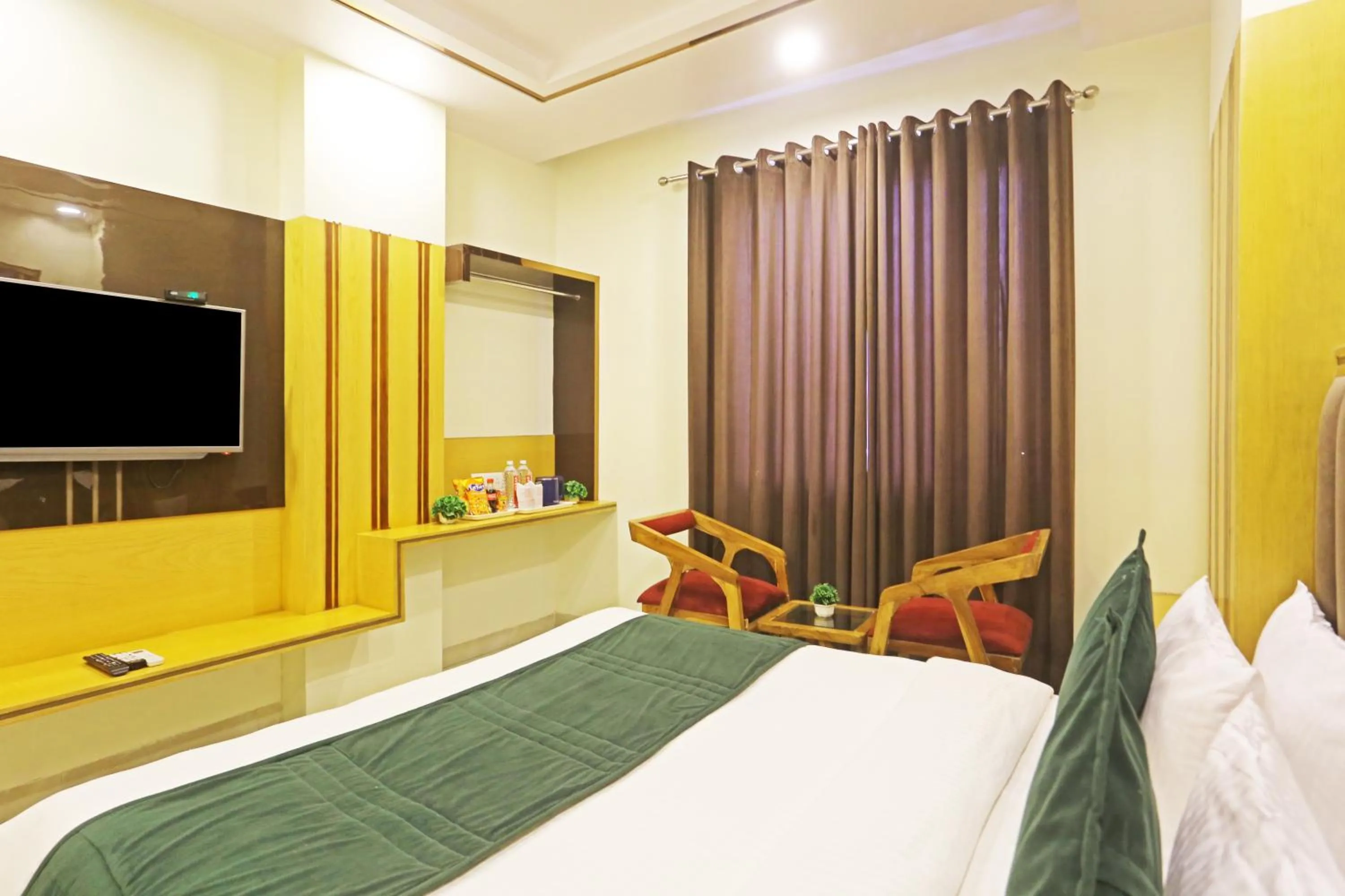 Communal lounge/ TV room, Bed in Hotel Aman Imperial Just a Minute Away From New Delhi Railway Station and Connaught place