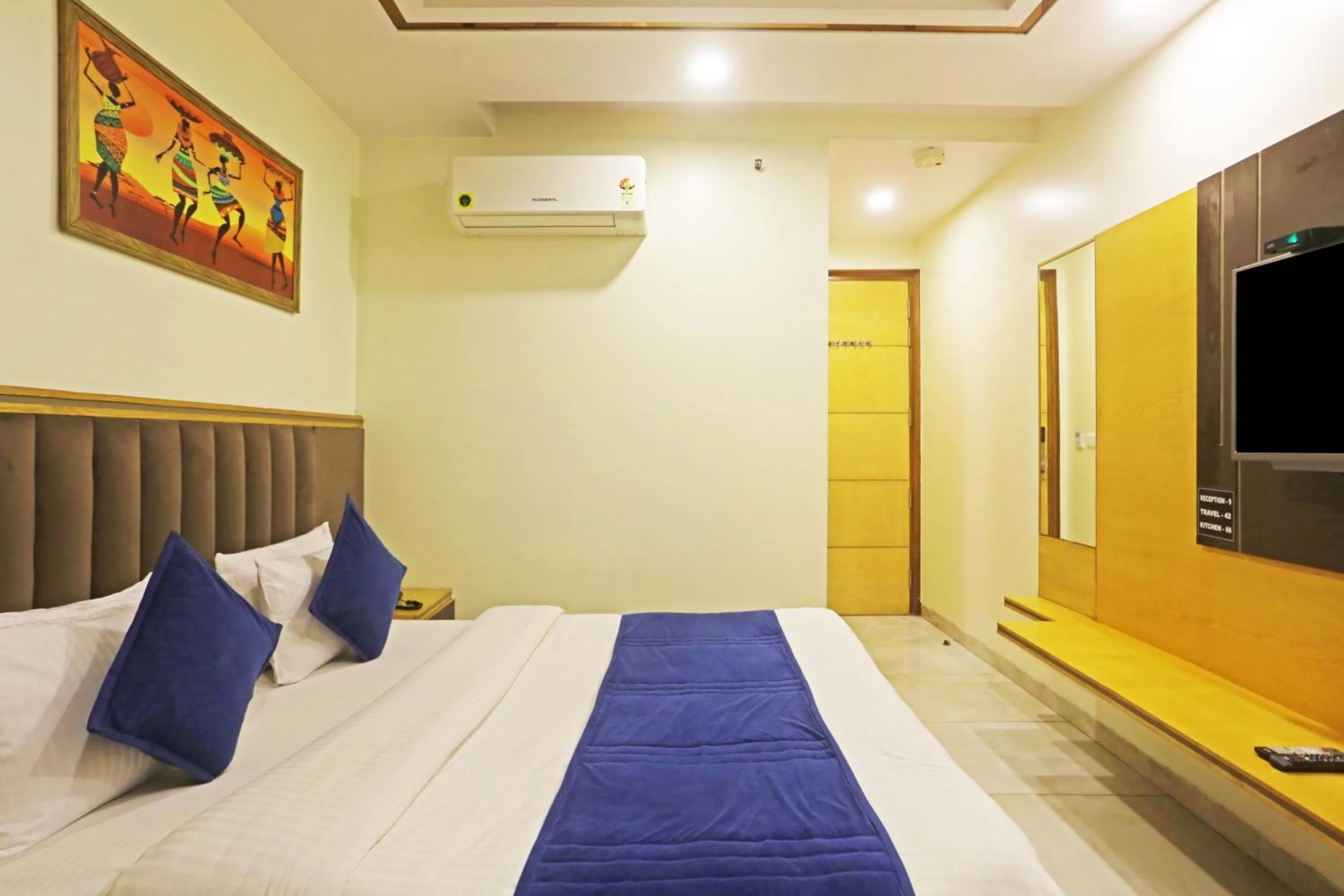 Communal lounge/ TV room, Bed in Hotel Aman Imperial Just a Minute Away From New Delhi Railway Station and Connaught place