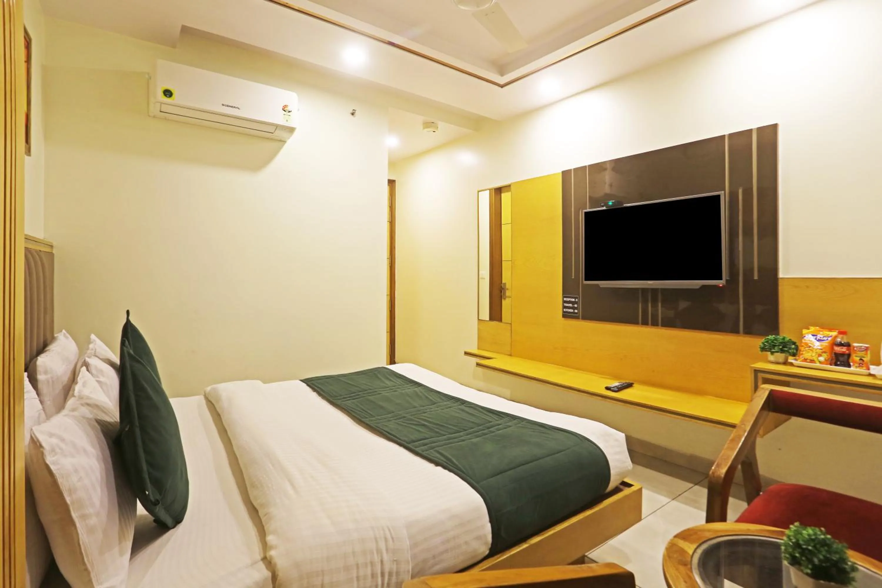 Communal lounge/ TV room, Bed in Hotel Aman Imperial Just a Minute Away From New Delhi Railway Station and Connaught place