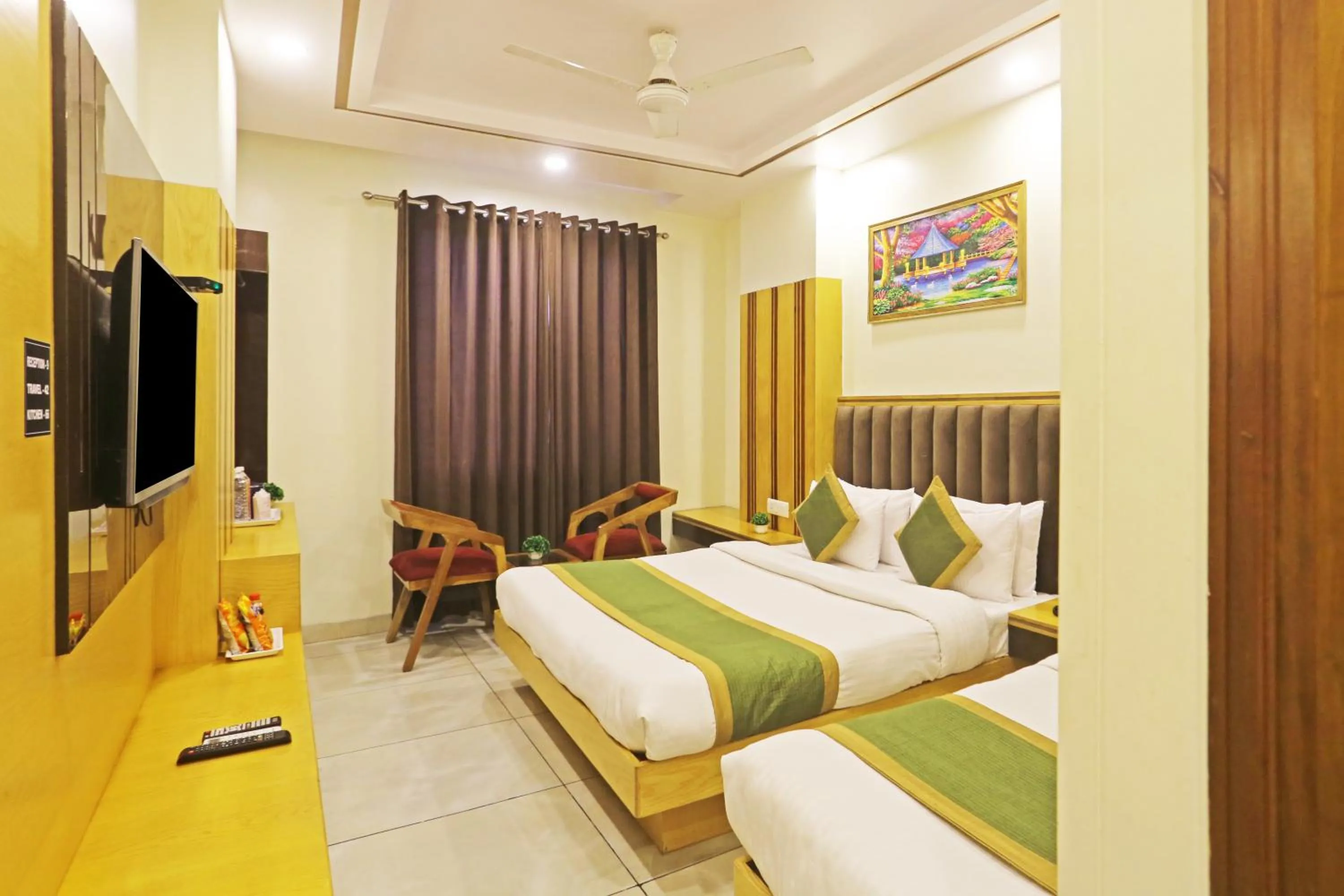 Communal lounge/ TV room, Bed in Hotel Aman Imperial Just a Minute Away From New Delhi Railway Station and Connaught place